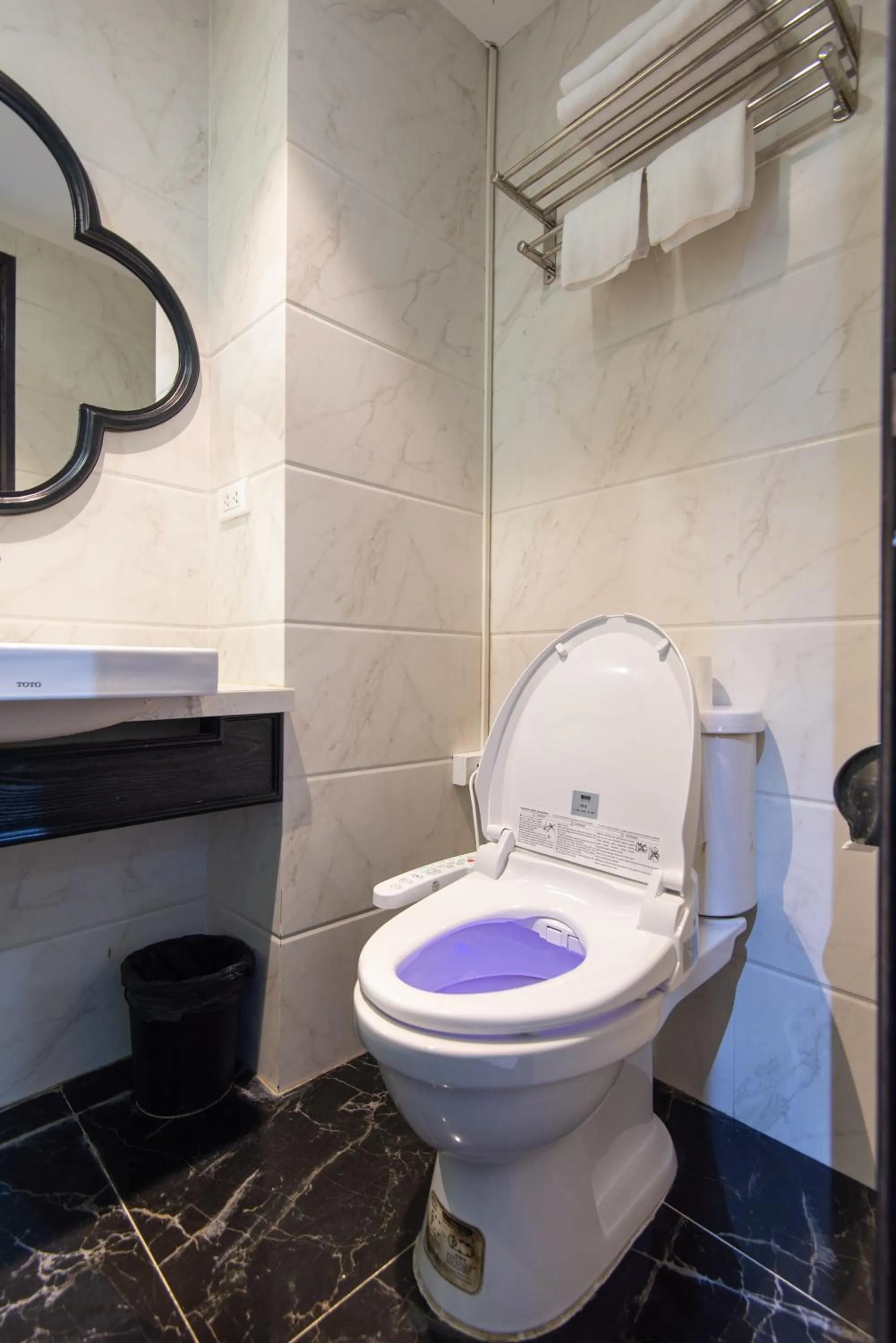 Toilet in 22Land Residence Hotel & Spa 52 Ngo Huyen
