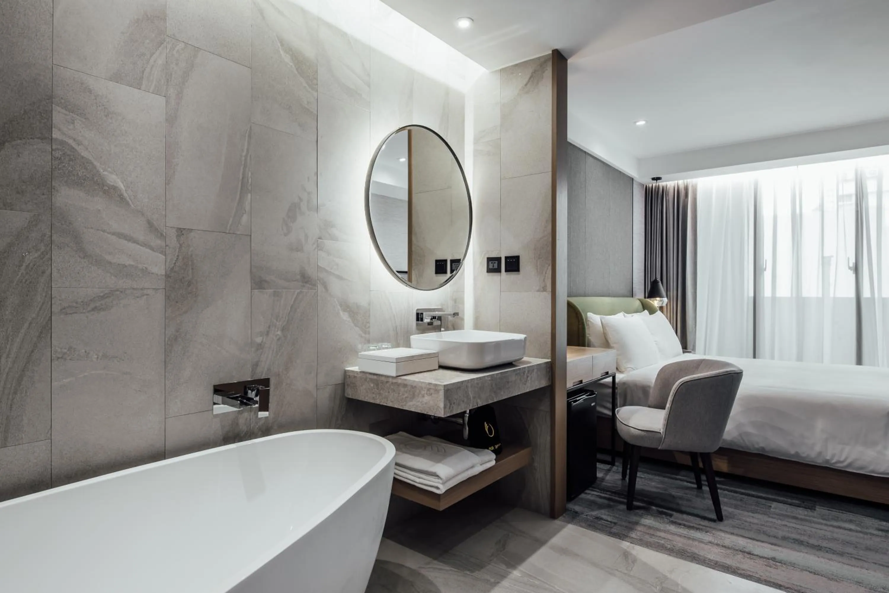 Bath, Bed in Harbour 10 Hotel