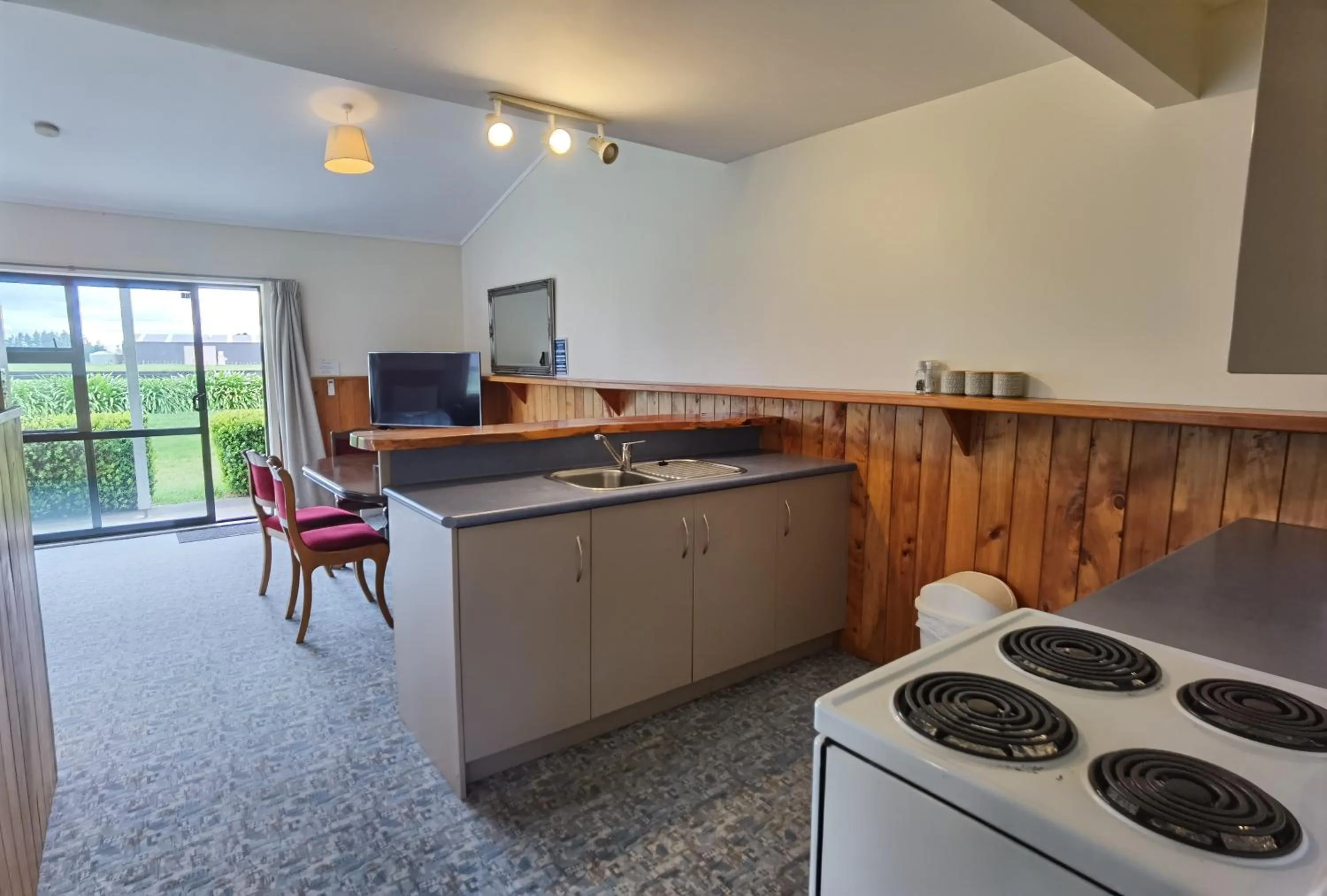 Kitchen or kitchenette in Mystery Creek Motel