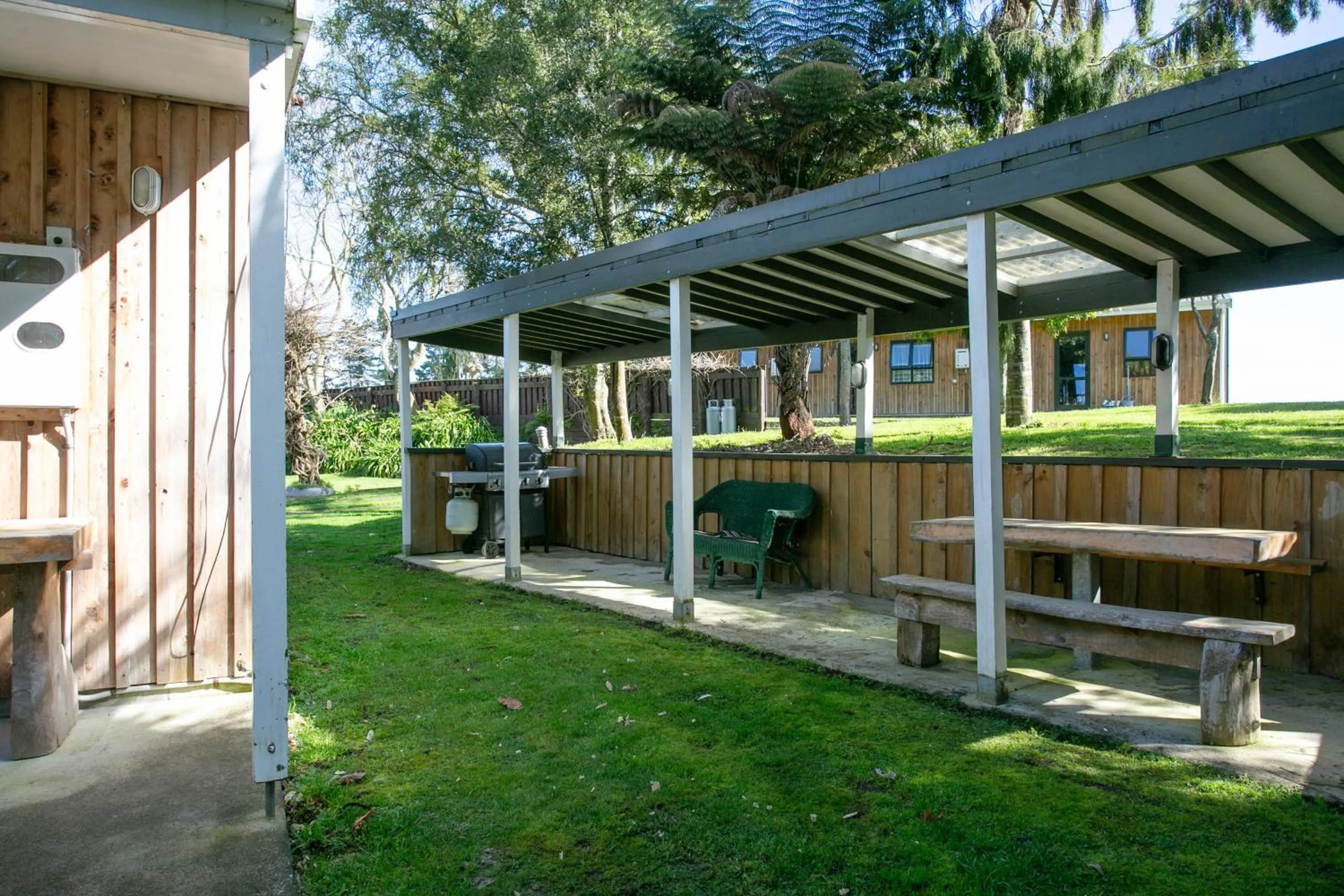 BBQ facilities in Mystery Creek Motel