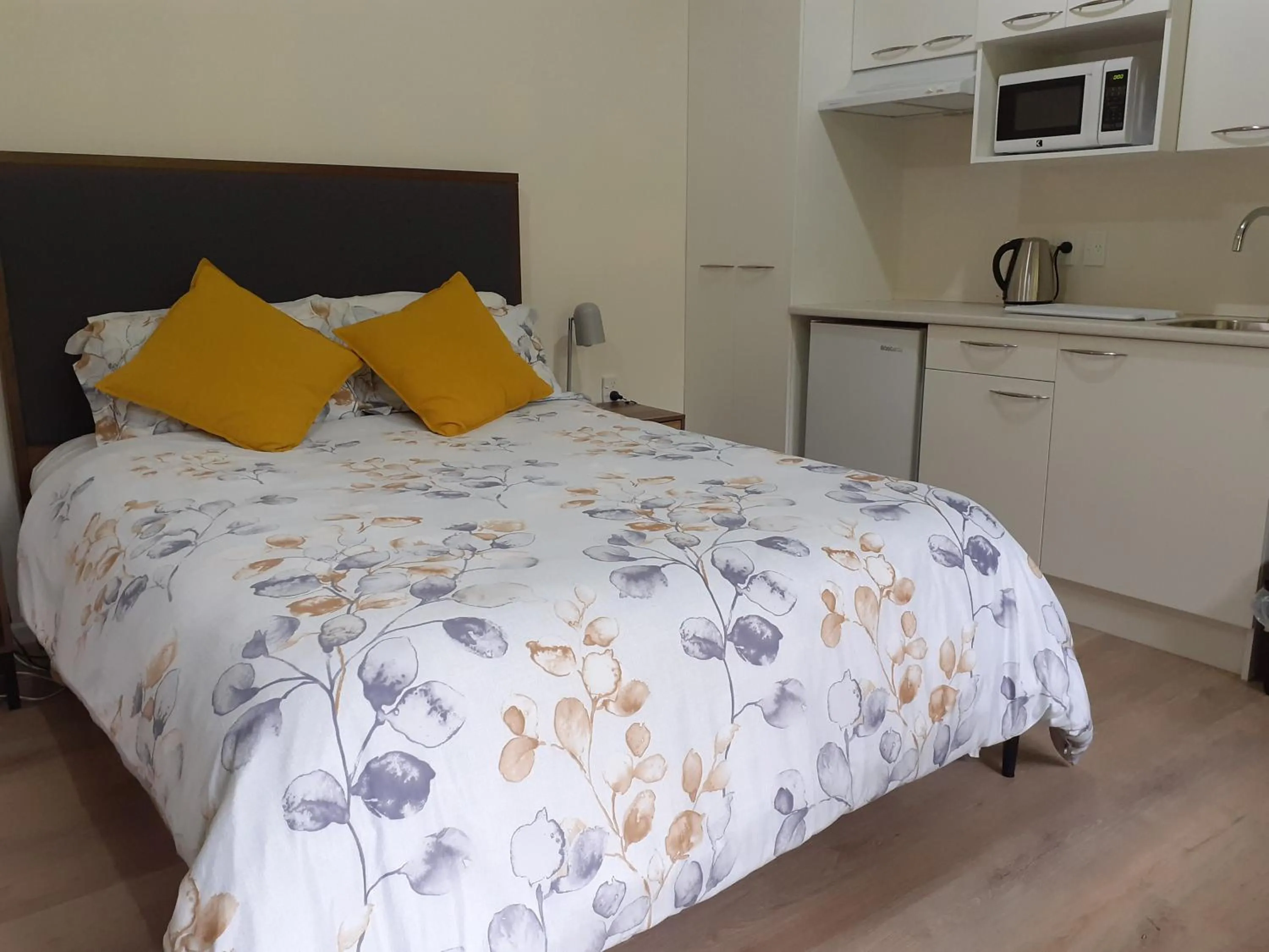 Bed in Caves Motor Inn