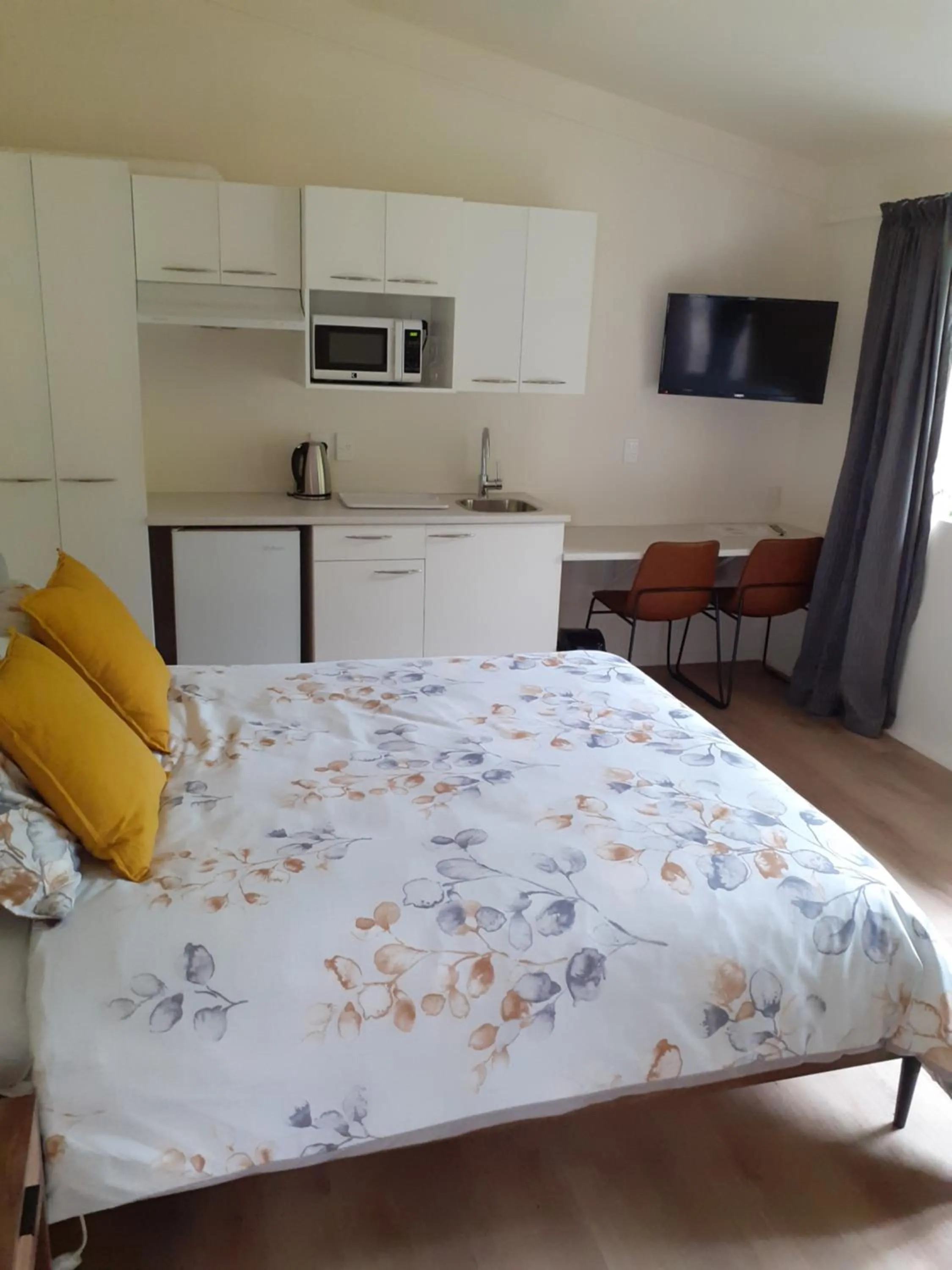 Bed in Caves Motor Inn