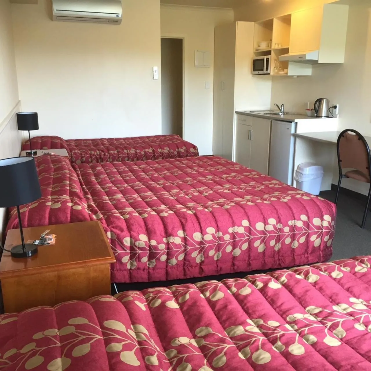 Bed in Caves Motor Inn