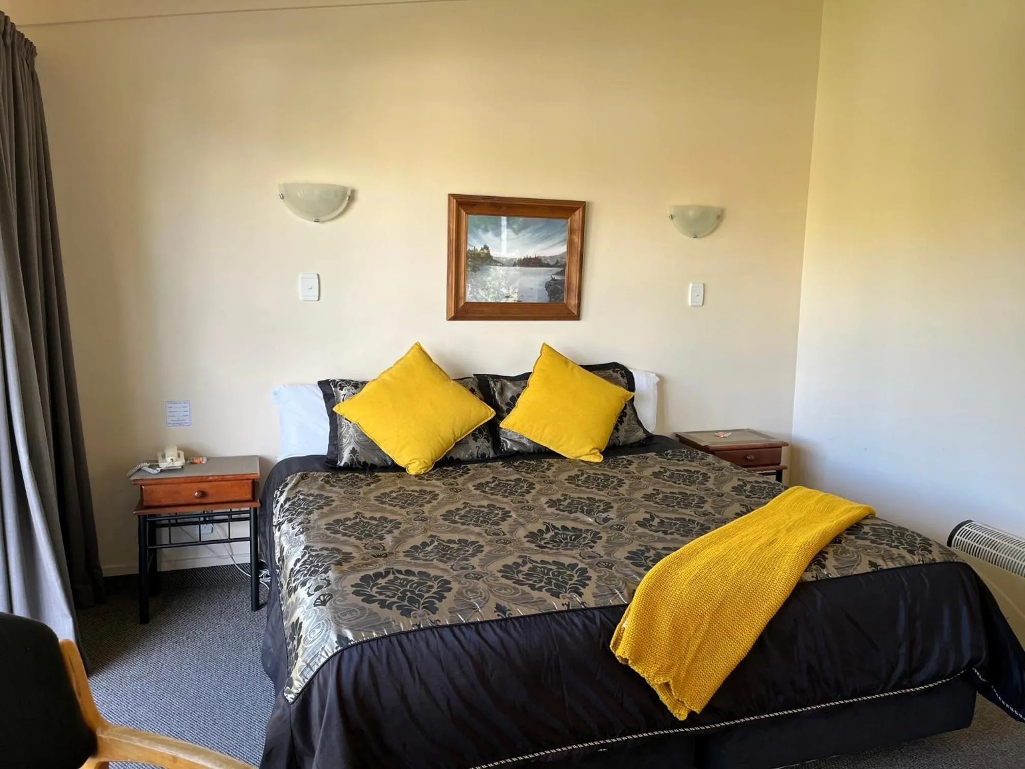 Bed in Caves Motor Inn