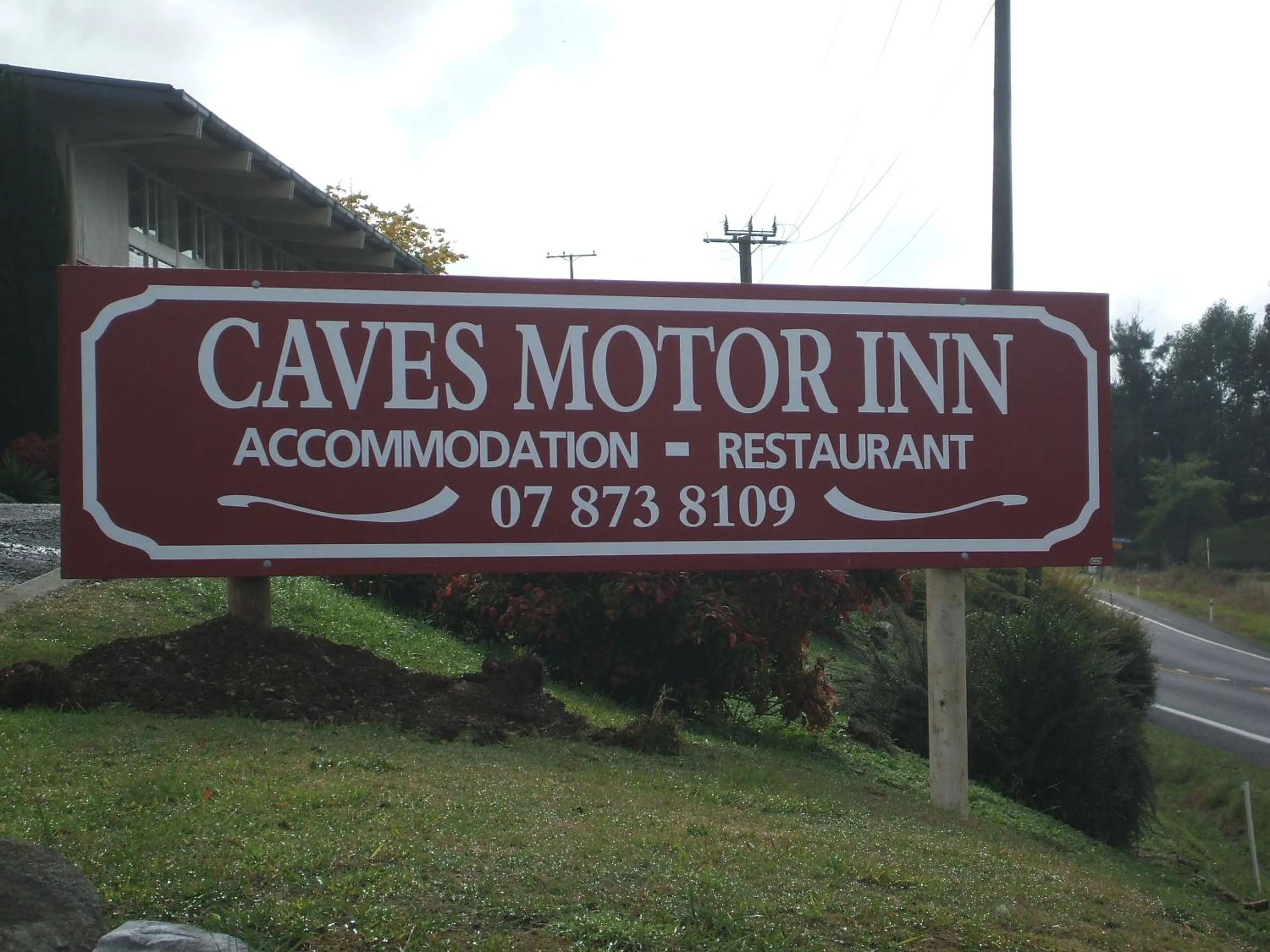 Logo/Certificate/Sign in Caves Motor Inn