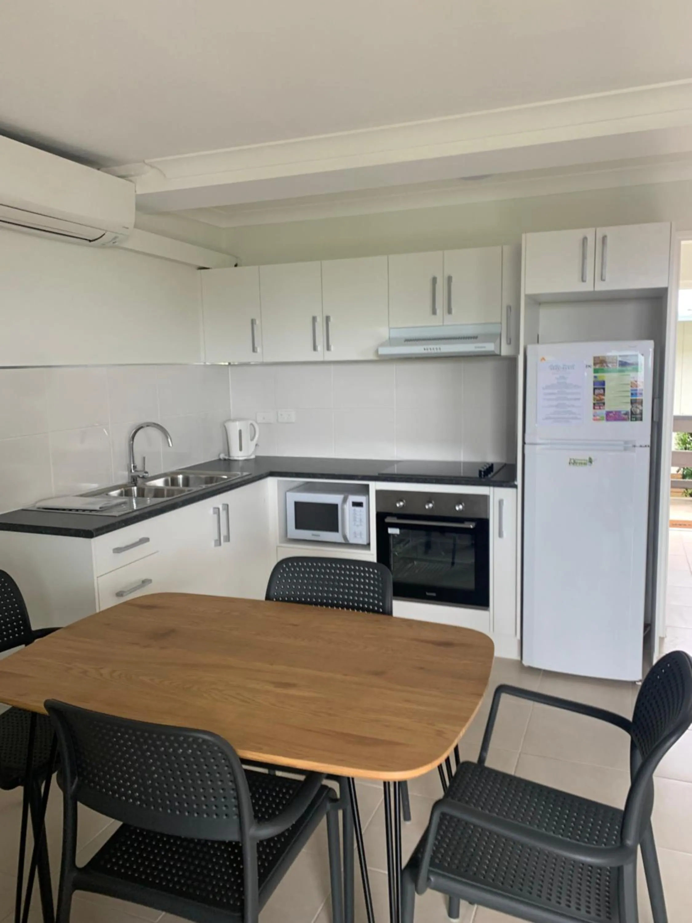 Kitchen or kitchenette in Airlie Beach Apartments