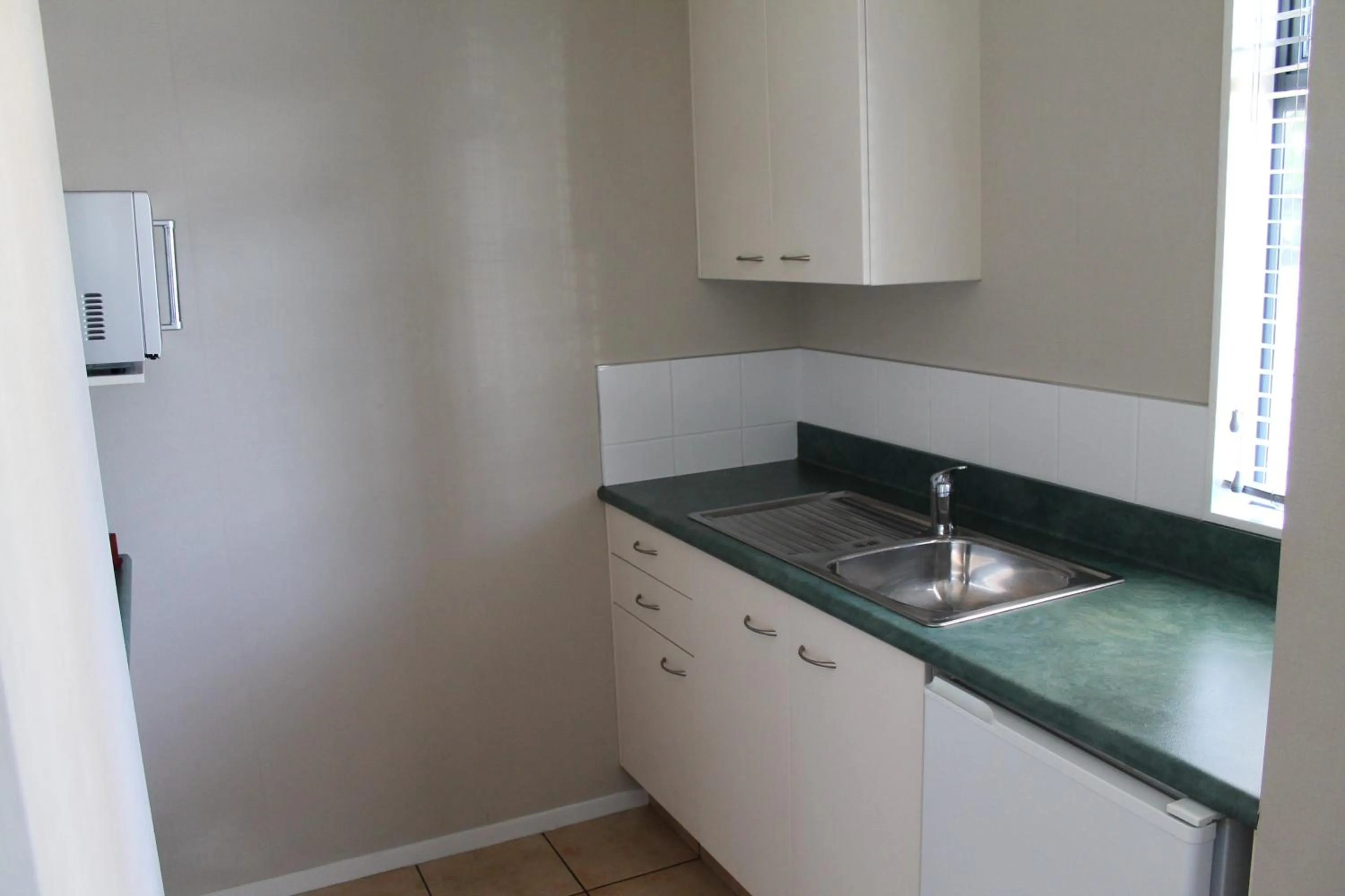 Kitchen or kitchenette in Aquarius Motor Inn