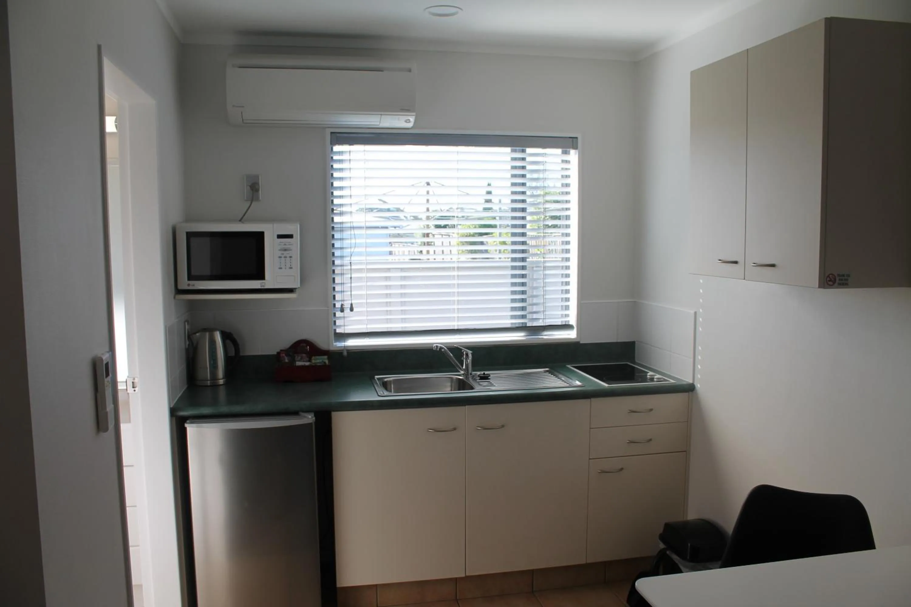 Kitchen or kitchenette in Aquarius Motor Inn