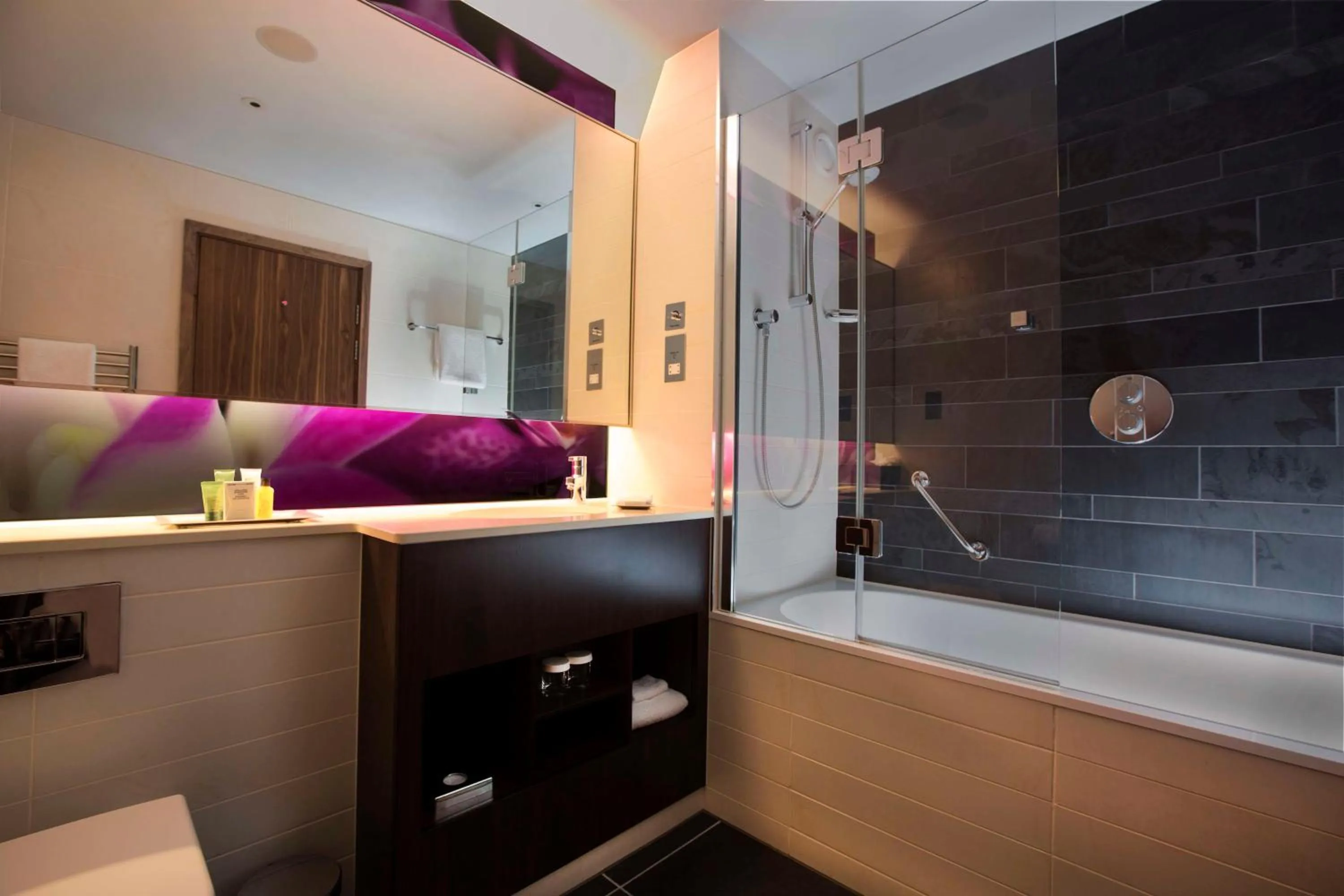 Bathroom in Hilton London Heathrow Airport Terminal 5