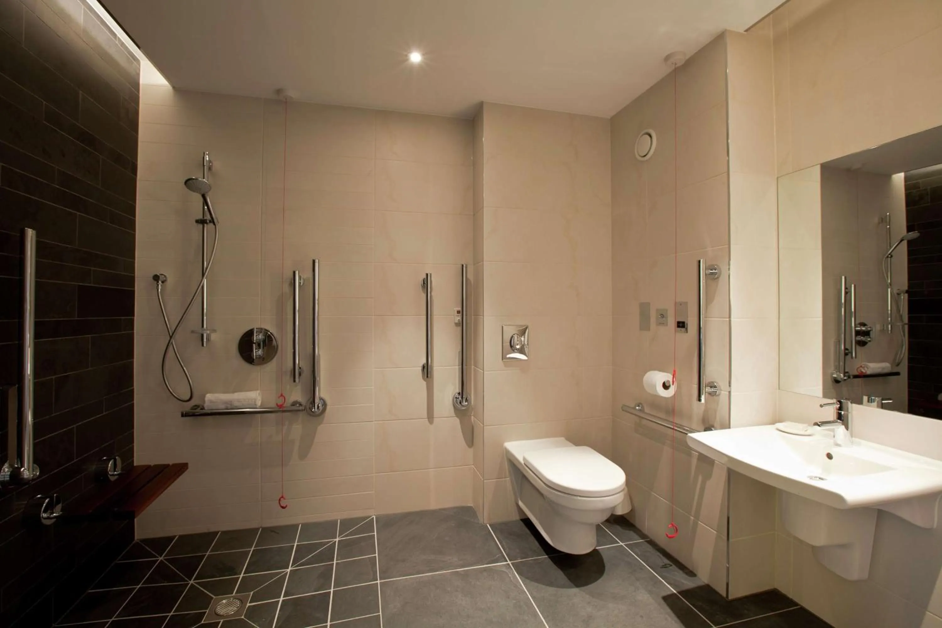 Bathroom in Hilton London Heathrow Airport Terminal 5