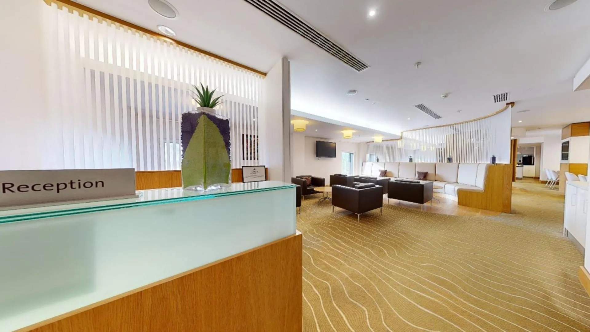 Lounge or bar in Hilton London Heathrow Airport Terminal 5