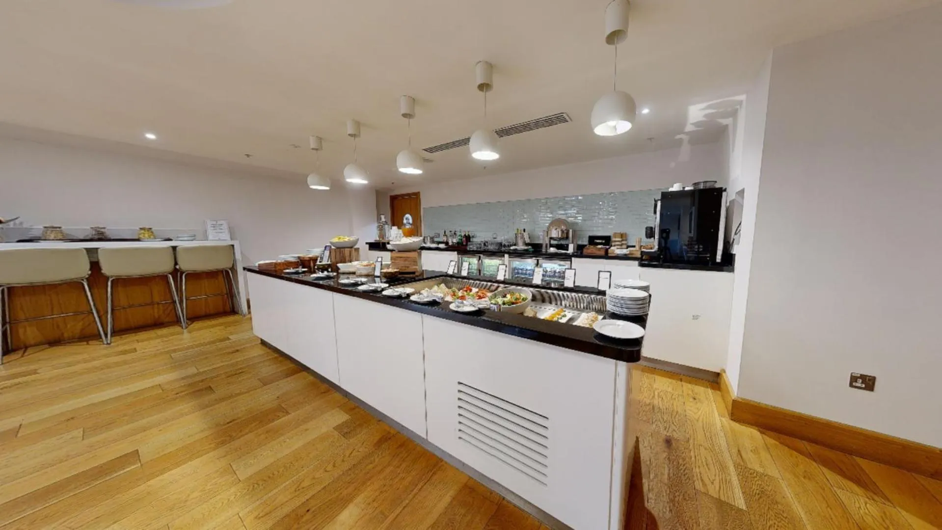 Lounge or bar in Hilton London Heathrow Airport Terminal 5