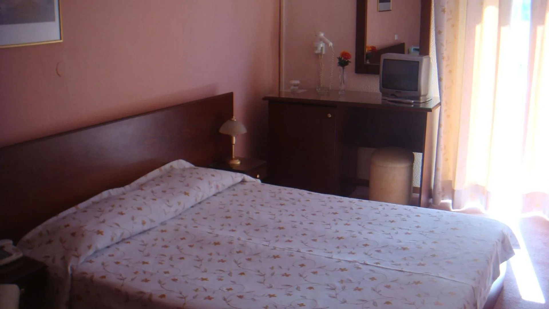 Staff, Bed in Vienni