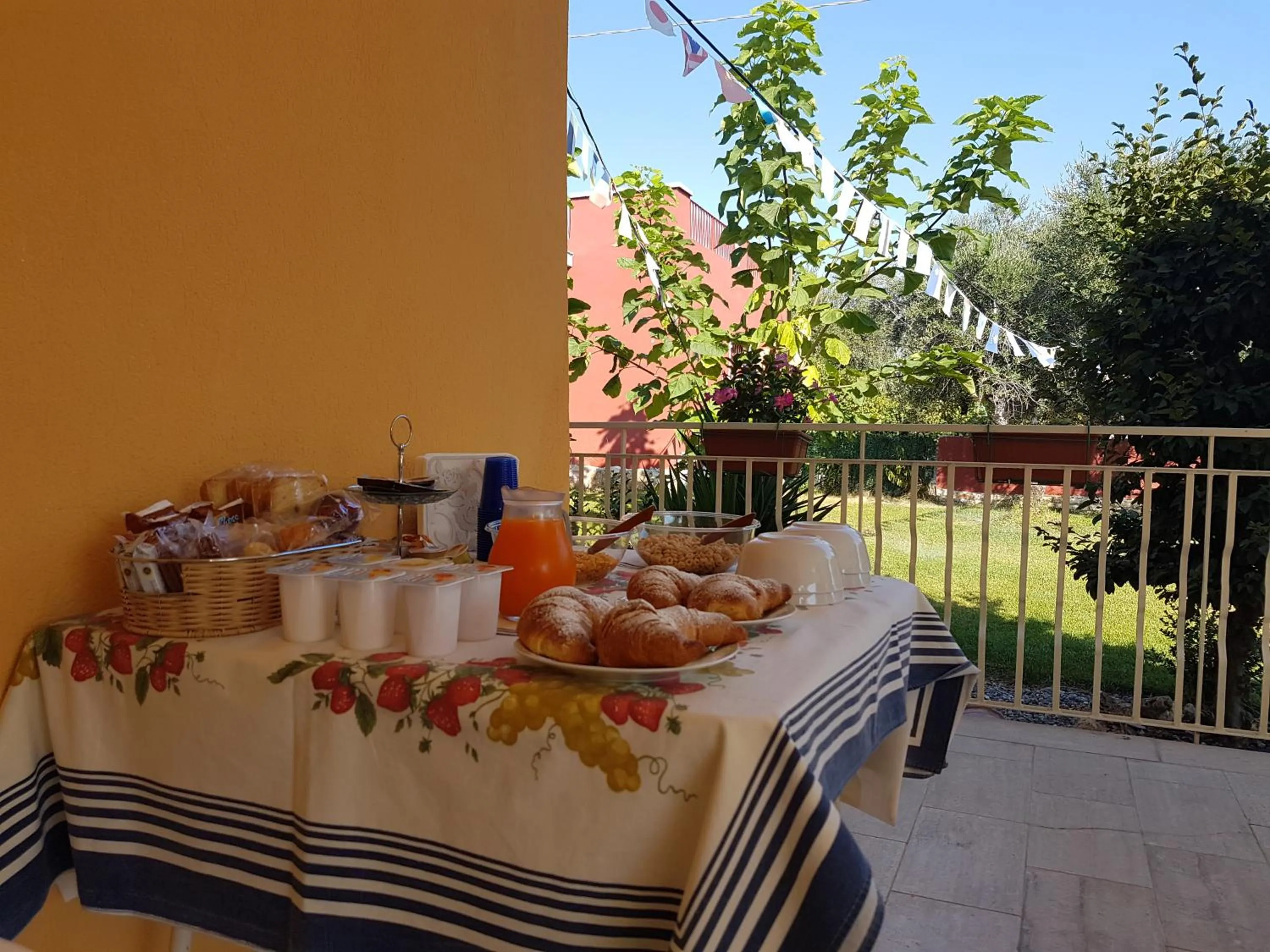 Food and drinks in B&B Lara Santola