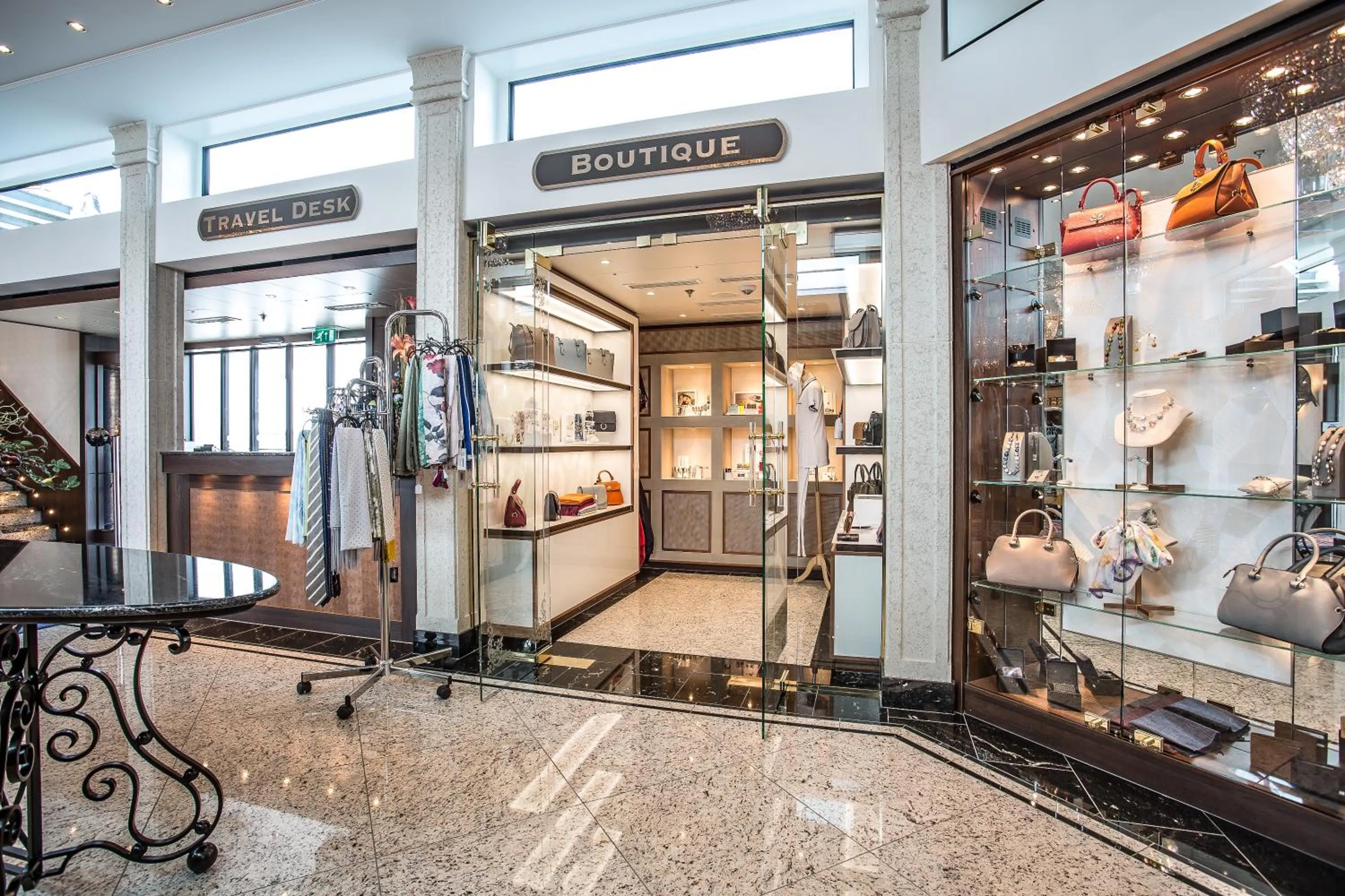 Lobby or reception in VIVA RIVERSIDE Altstadt Düsseldorf