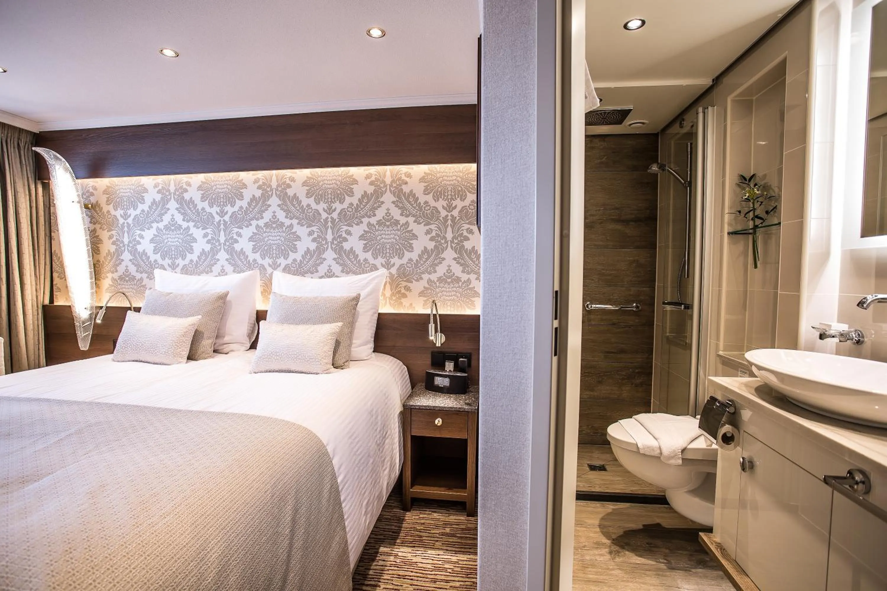 Bathroom, Bed in VIVA RIVERSIDE Altstadt Düsseldorf