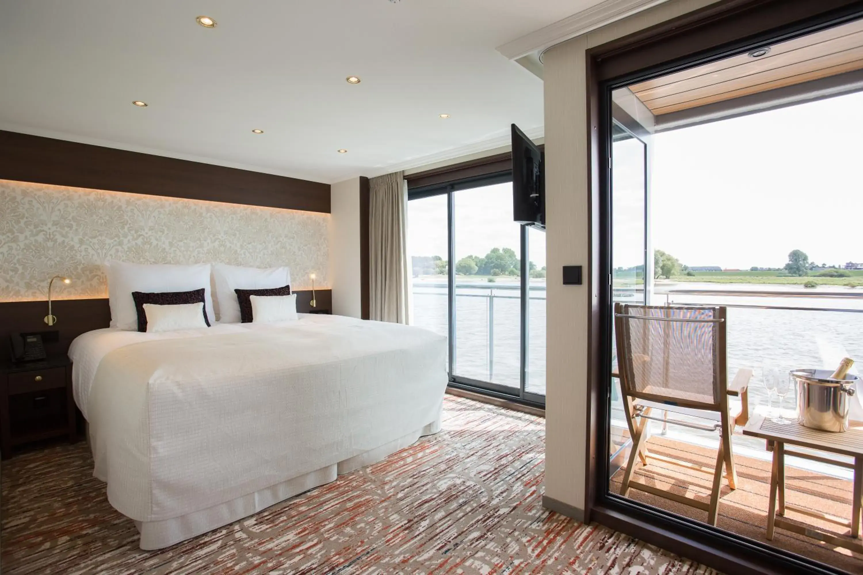 Suite with Balcony and River View in VIVA RIVERSIDE Altstadt Düsseldorf Suite with Balcony and River View in VIVA RIVERSIDE Altstadt Düsseldorf