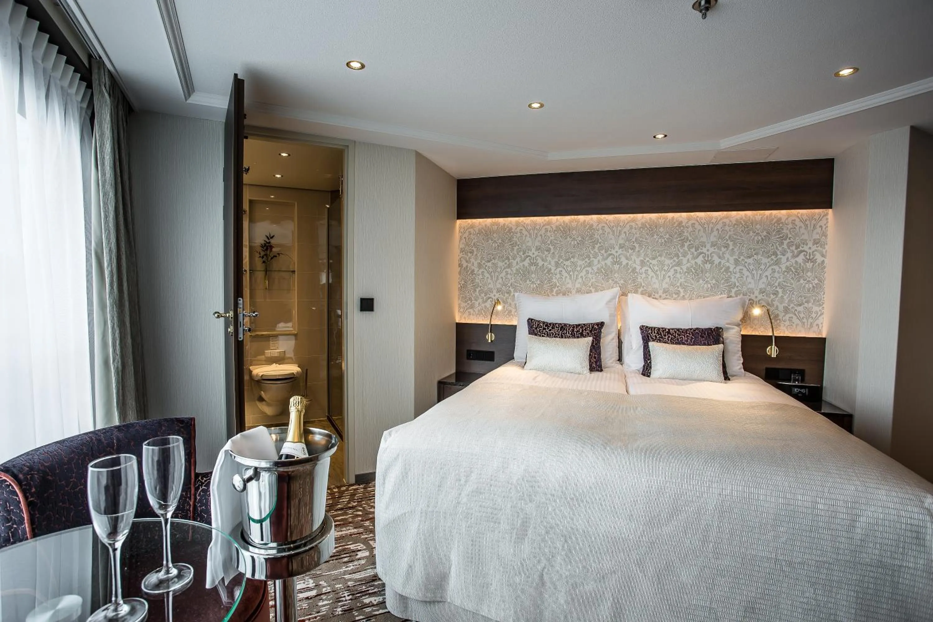 Photo of the whole room, Bed in VIVA RIVERSIDE Altstadt Düsseldorf