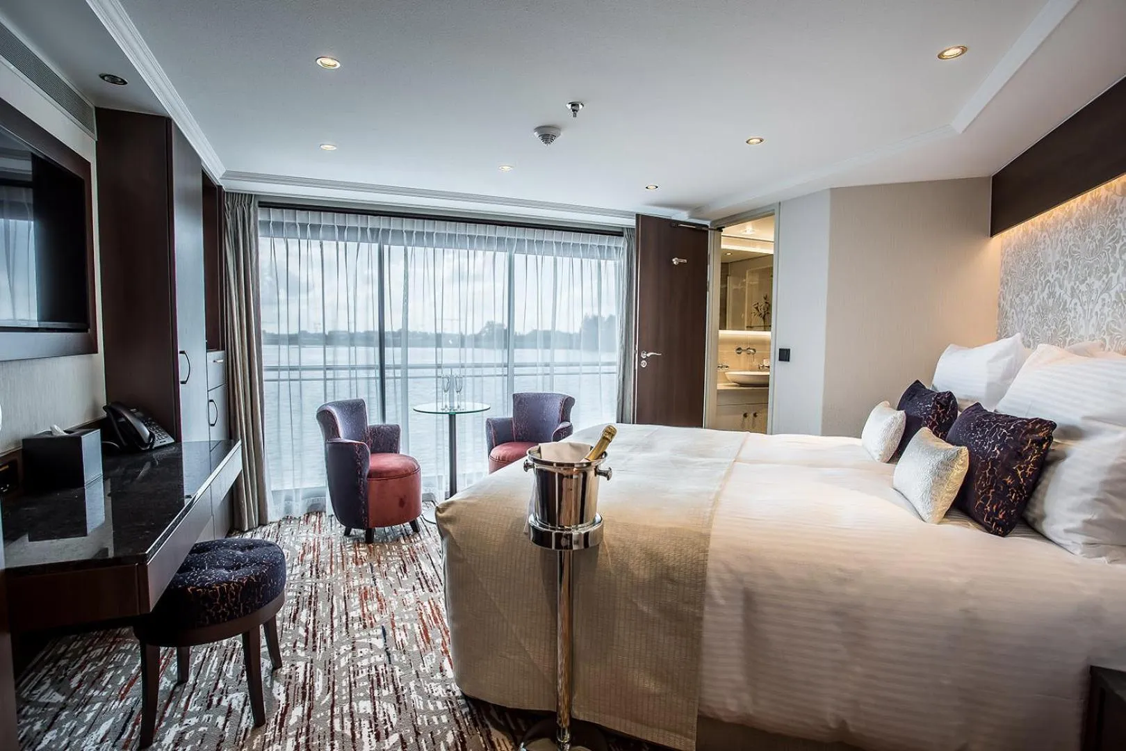 Photo of the whole room, Bed in VIVA RIVERSIDE Altstadt Düsseldorf