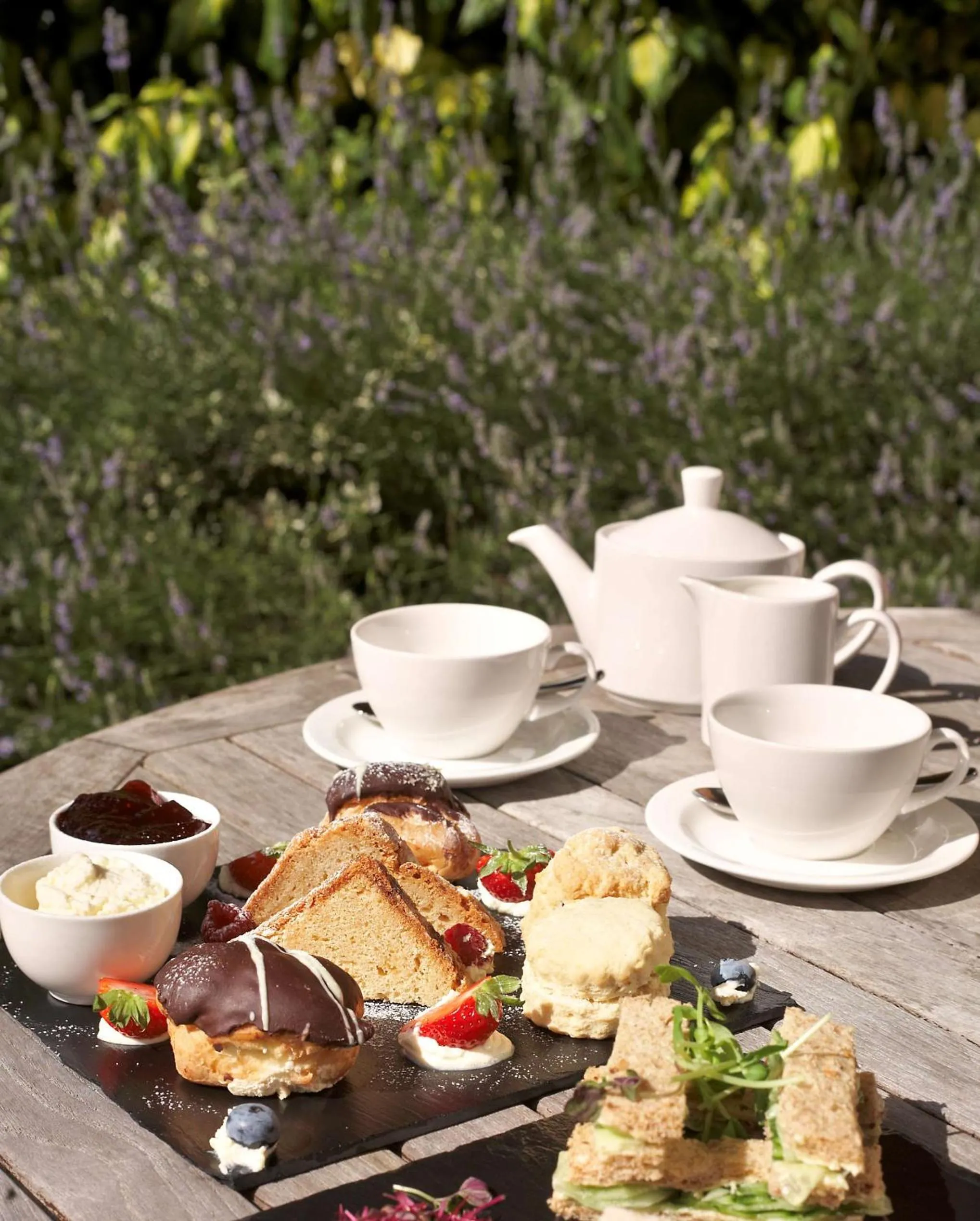 Lounge or bar in DoubleTree by Hilton Sheffield Park