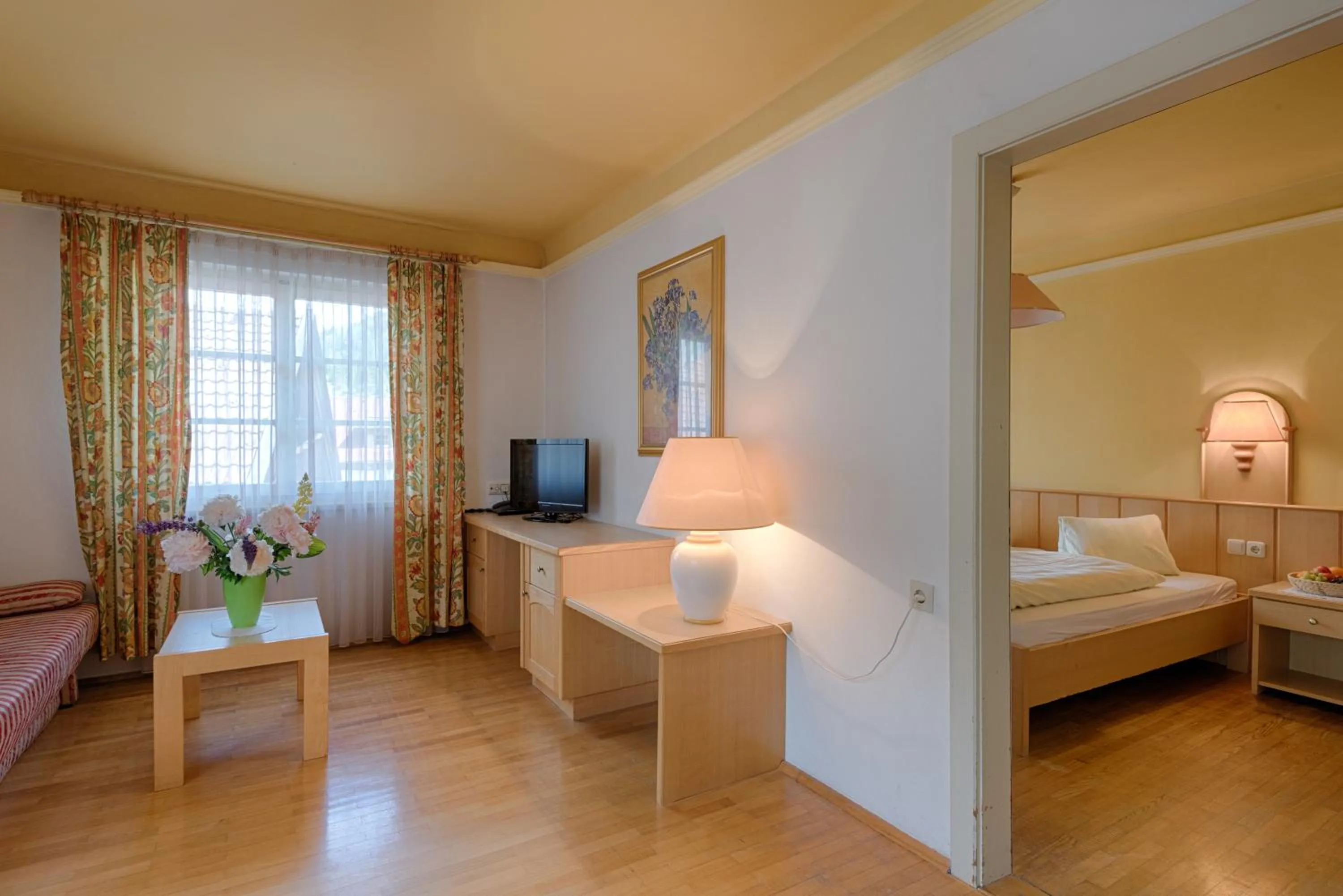 TV and multimedia, Bed in Hotel Post