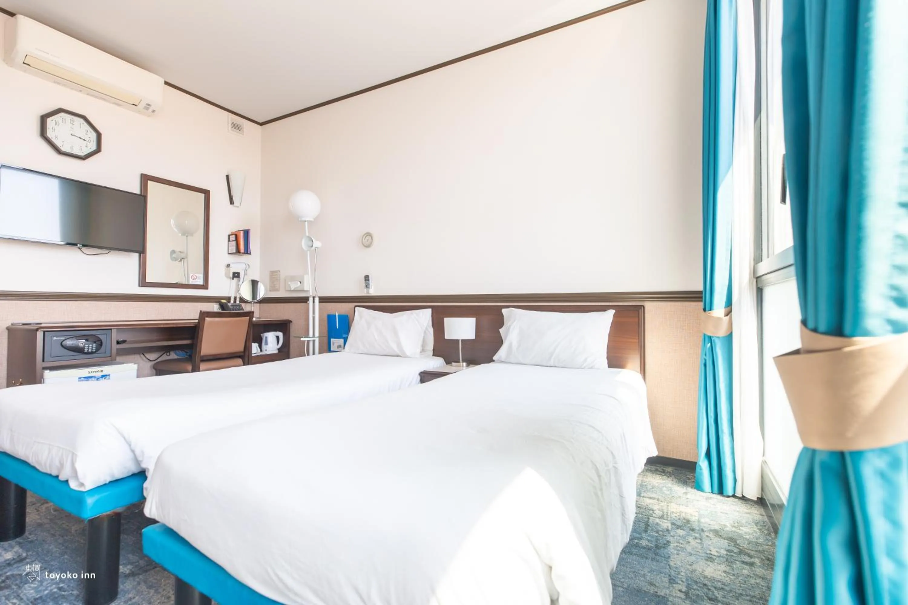 Photo of the whole room, Bed in Toyoko INN Marseille Saint Charles