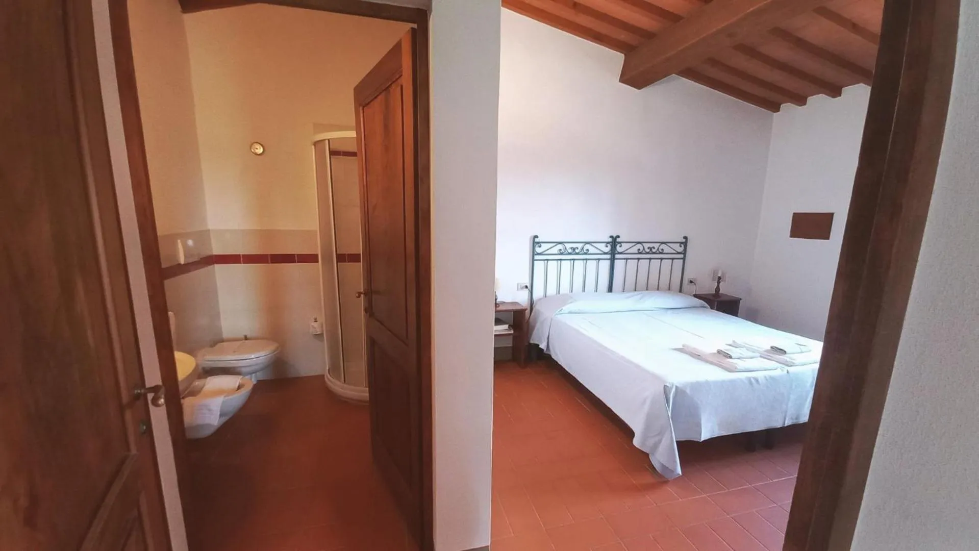 Bathroom, Bed in Borgo Bottaia