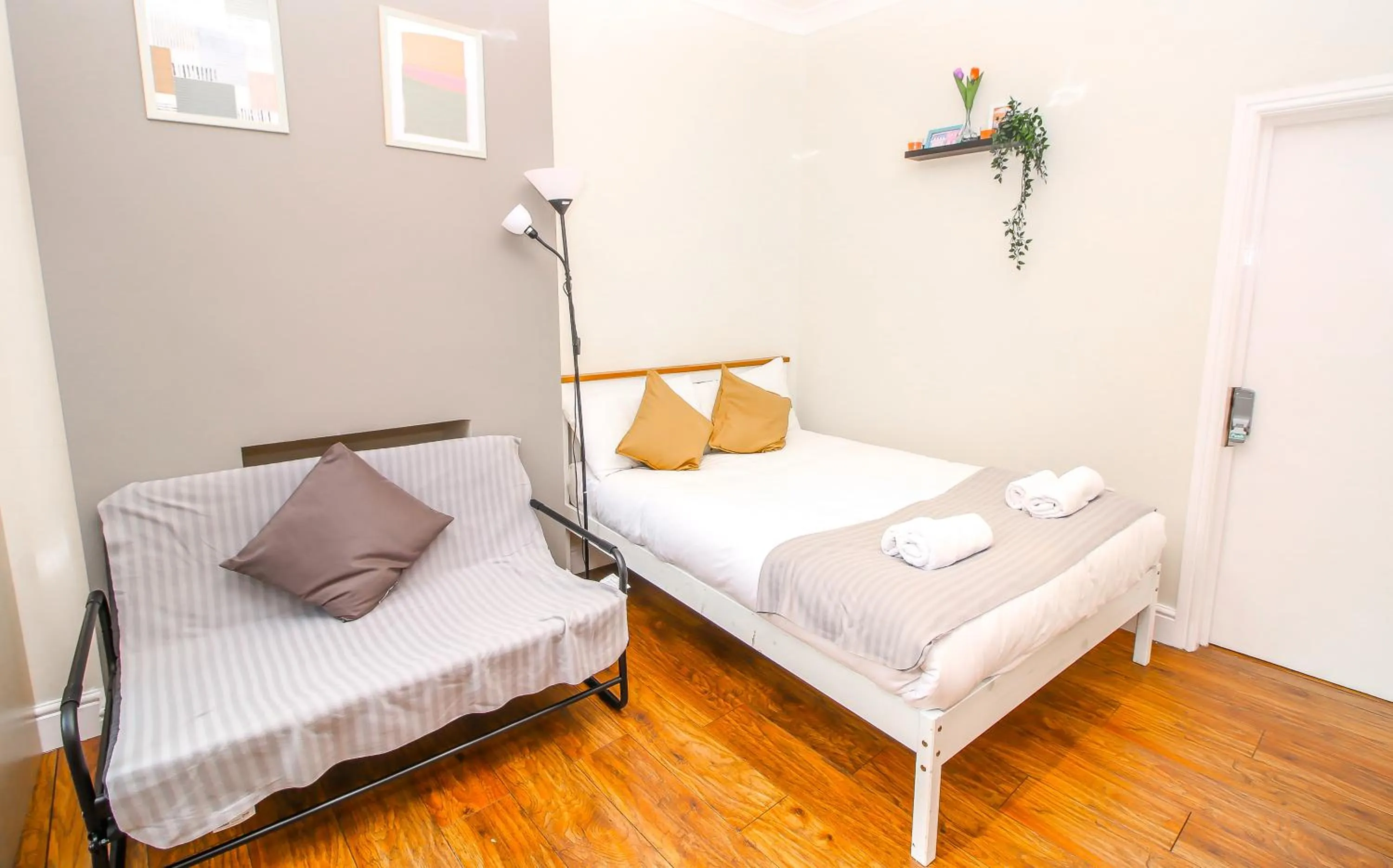 Bedroom, Bed in City view flat @ Liverpool st.