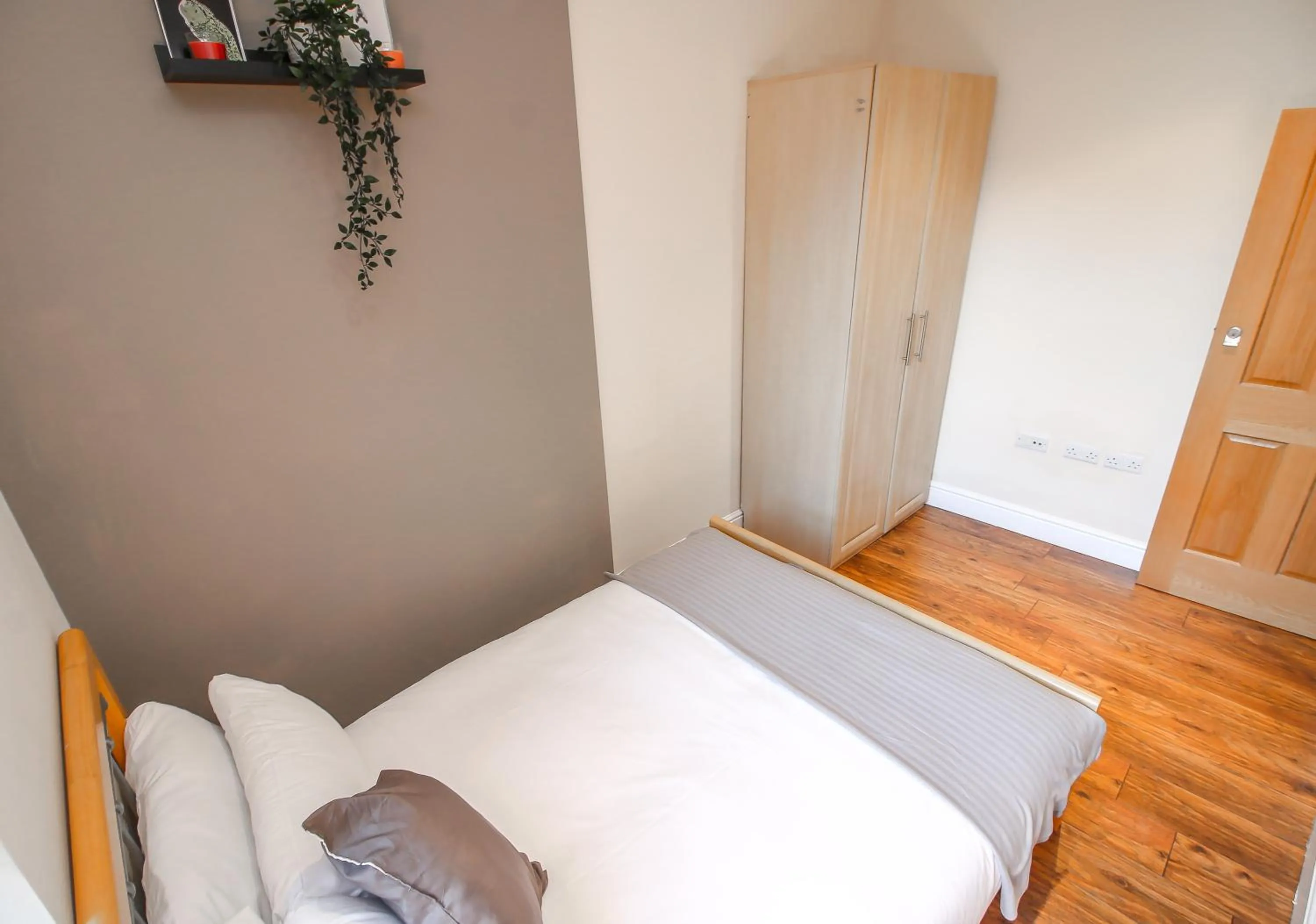 Bedroom, Bed in City view flat @ Liverpool st.