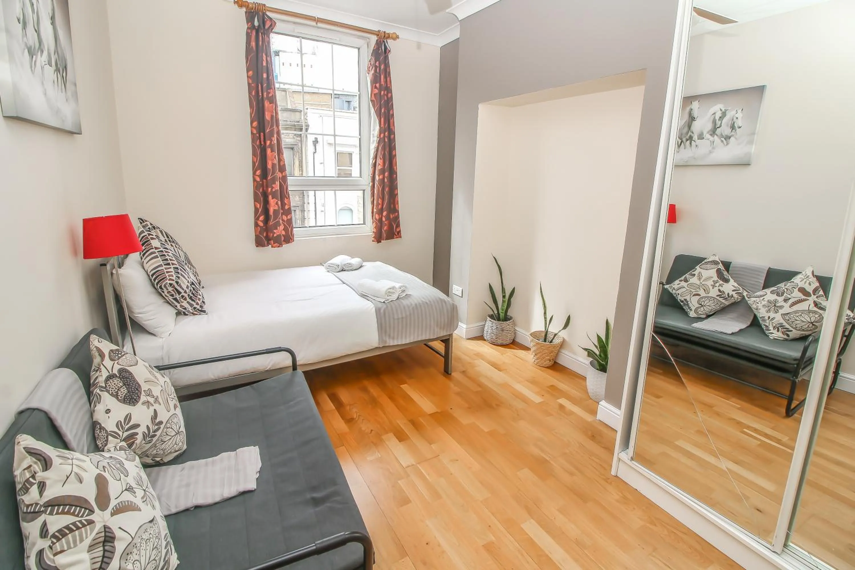 Bedroom, Bed in City view flat @ Liverpool st.