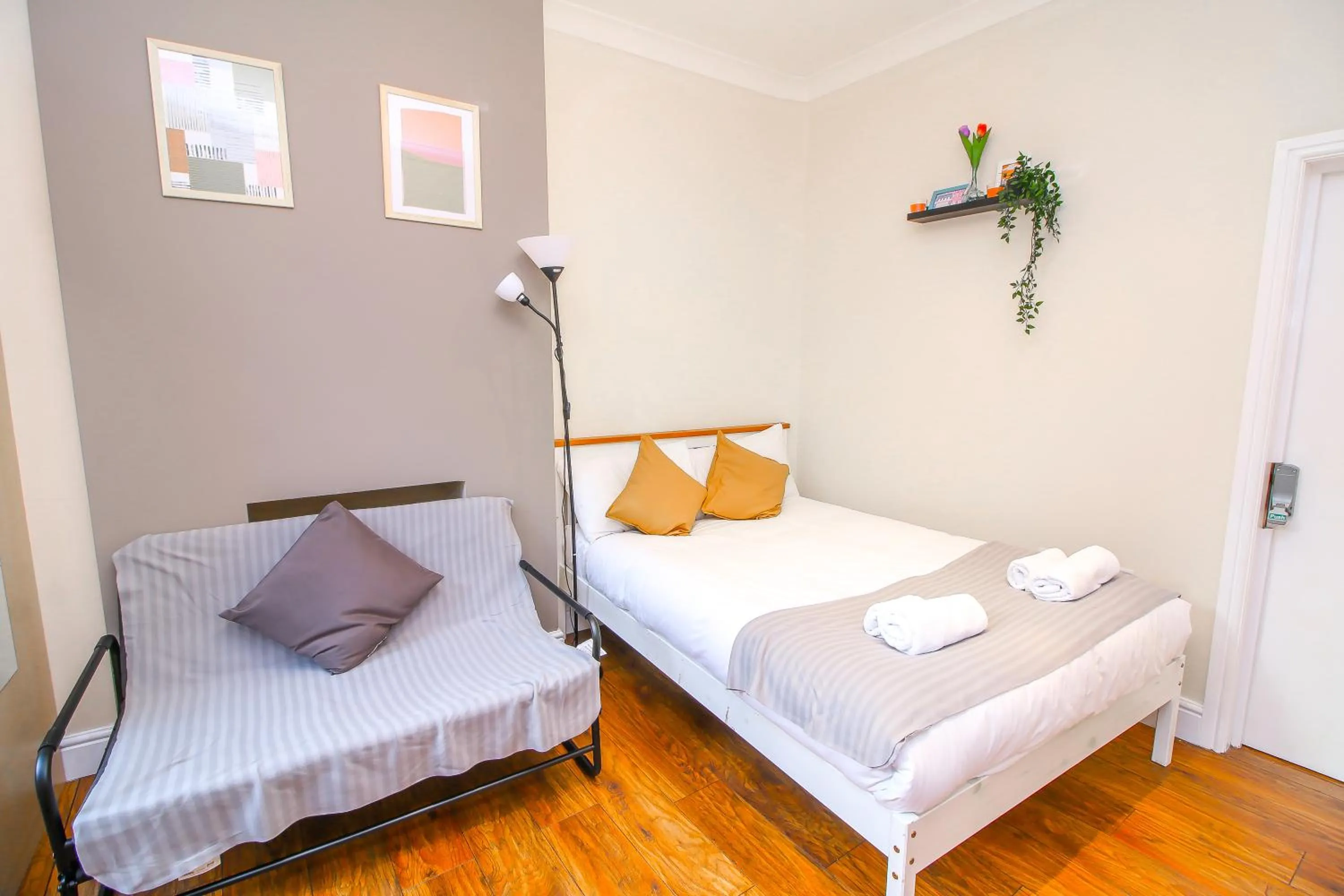 Bedroom, Bed in City view flat @ Liverpool st.