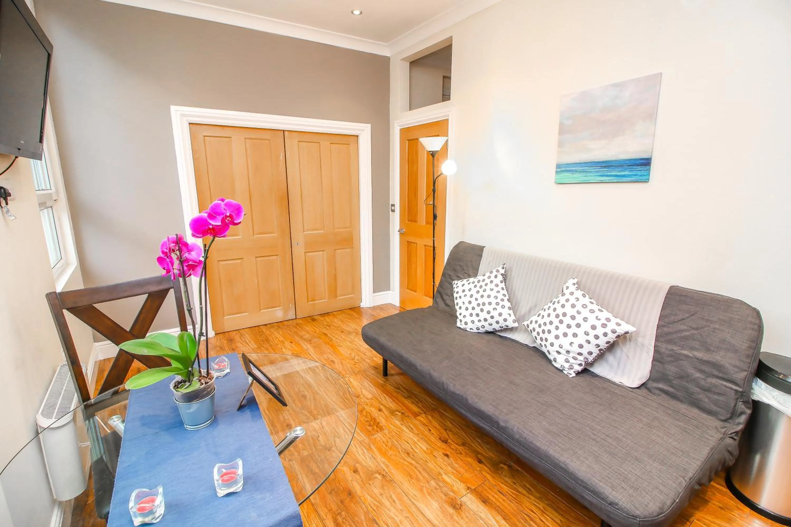 Bedroom in City view flat @ Liverpool st.