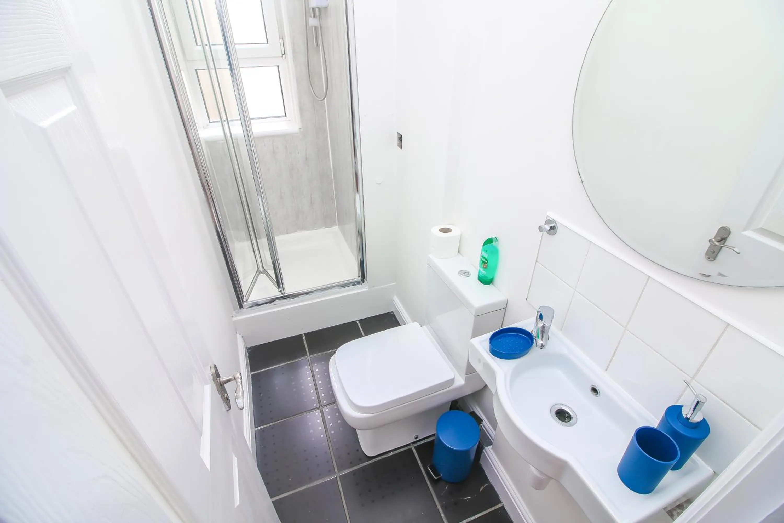 Bathroom in City view flat @ Liverpool st.