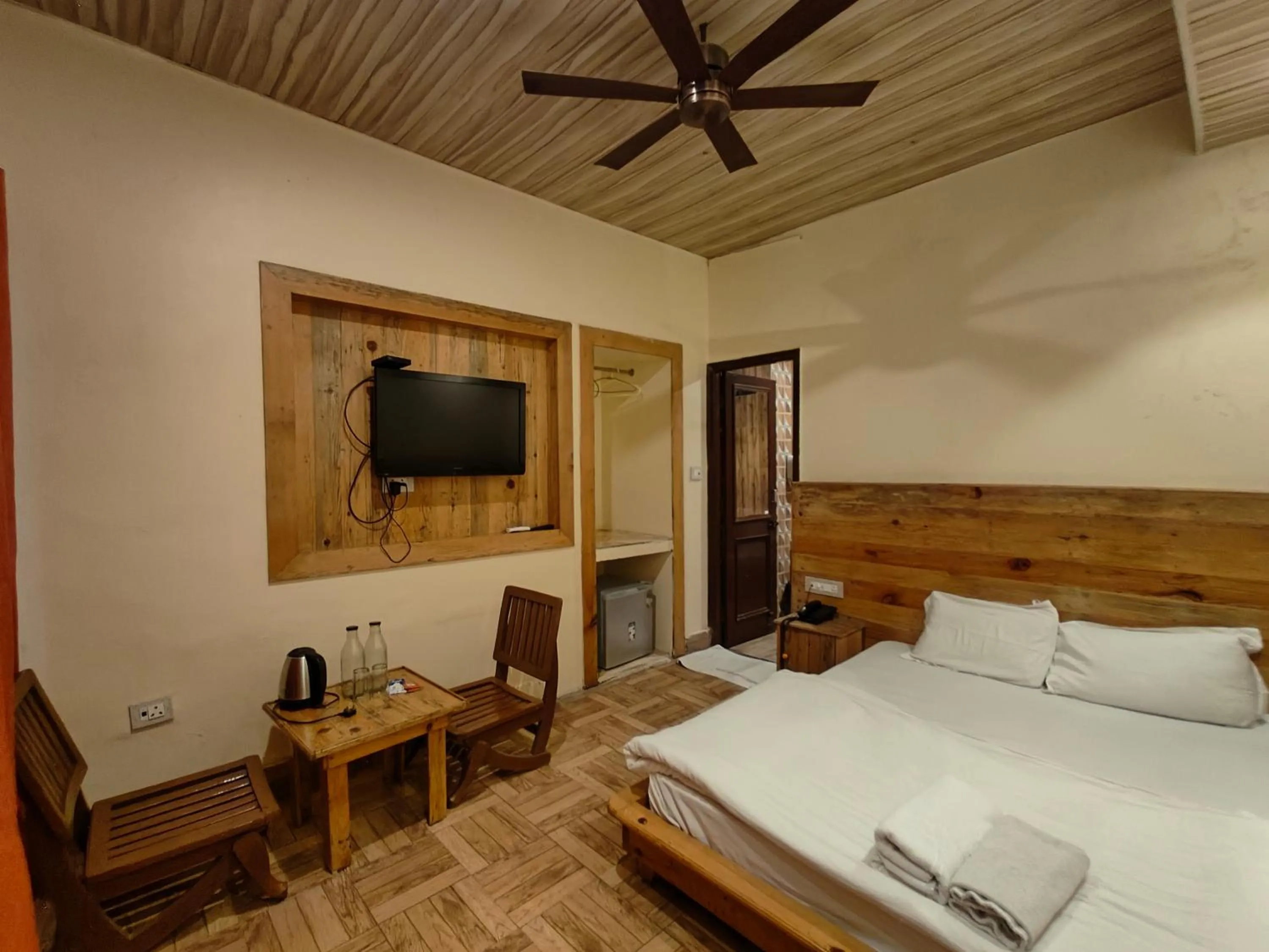 Bedroom, Bed in Hill Top Swiss Cottage