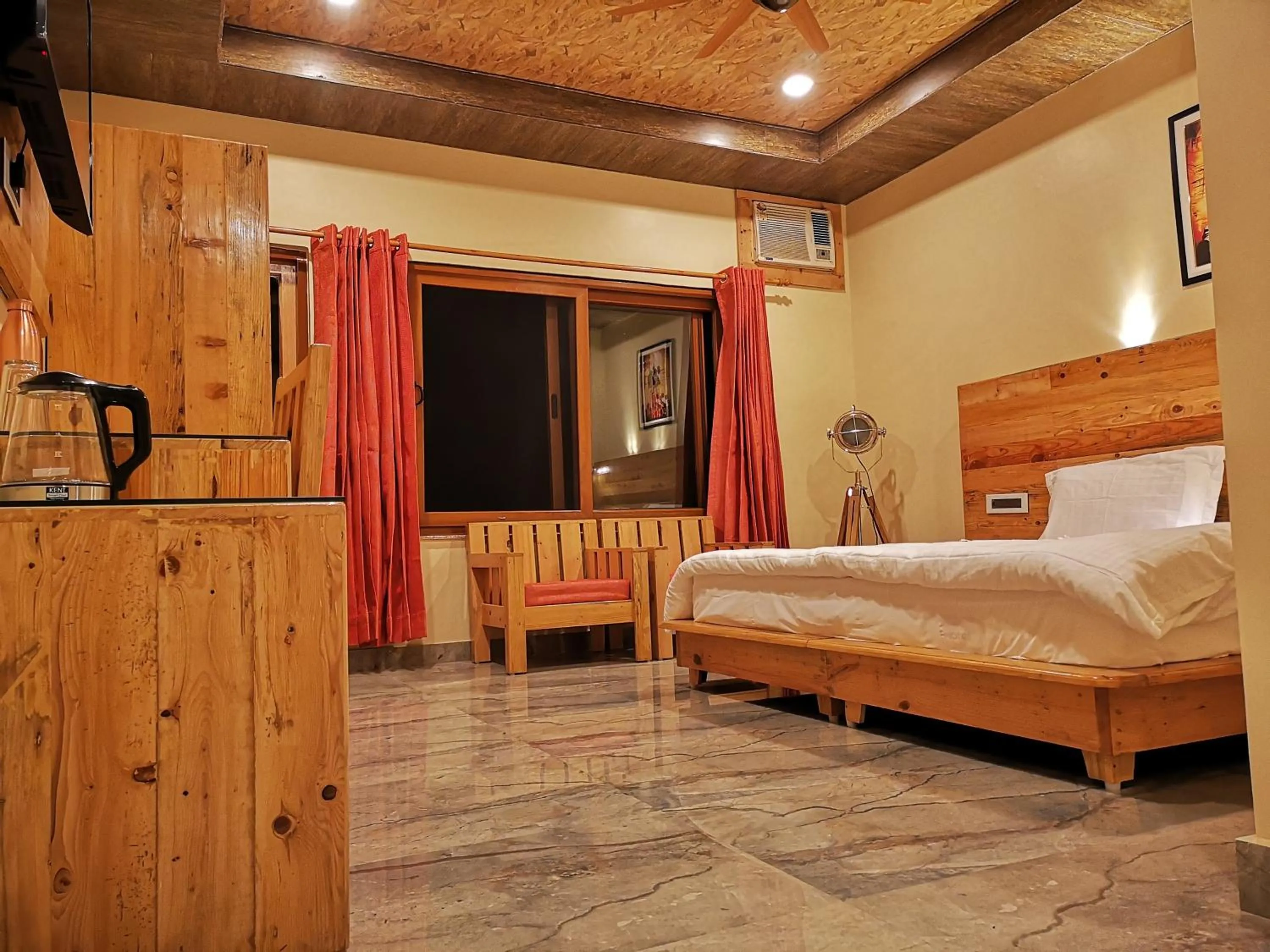 Bedroom, Bed in Hill Top Swiss Cottage