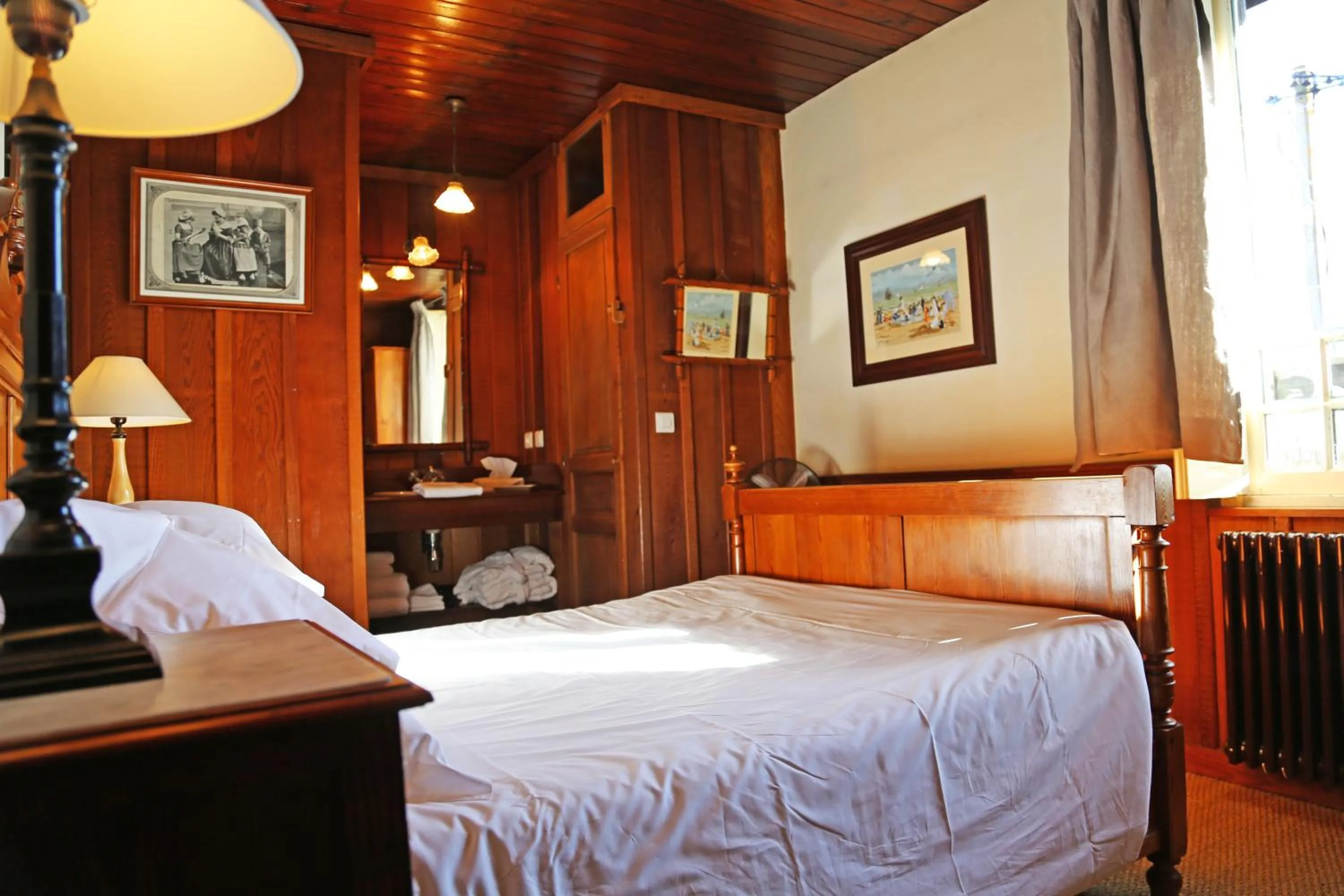 Photo of the whole room, Bed in La Maison du Bassin