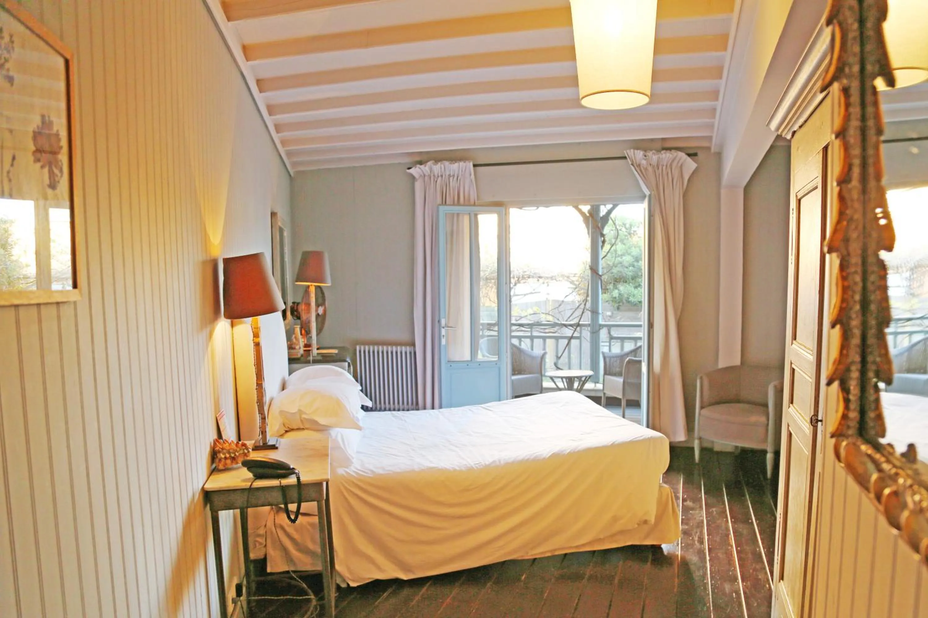 Photo of the whole room, Bed in La Maison du Bassin
