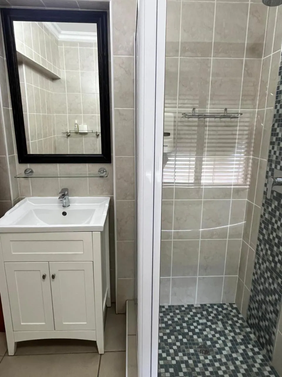 Del Roza Guest House