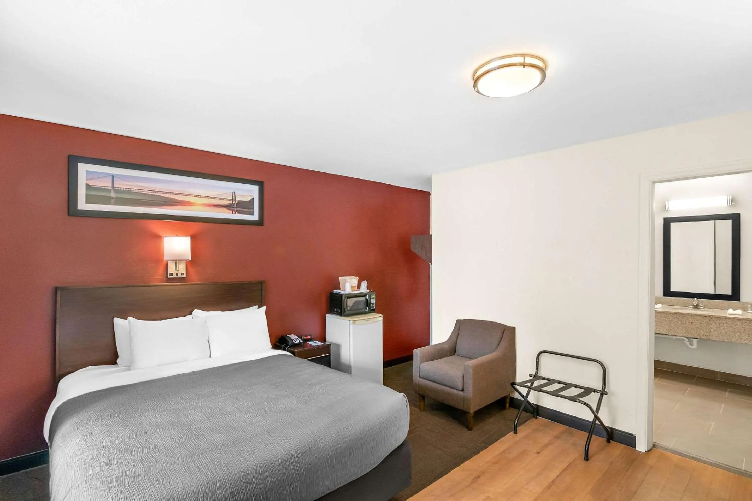 Bedroom, Bed in Quality Inn Queensbury - Lake George Area