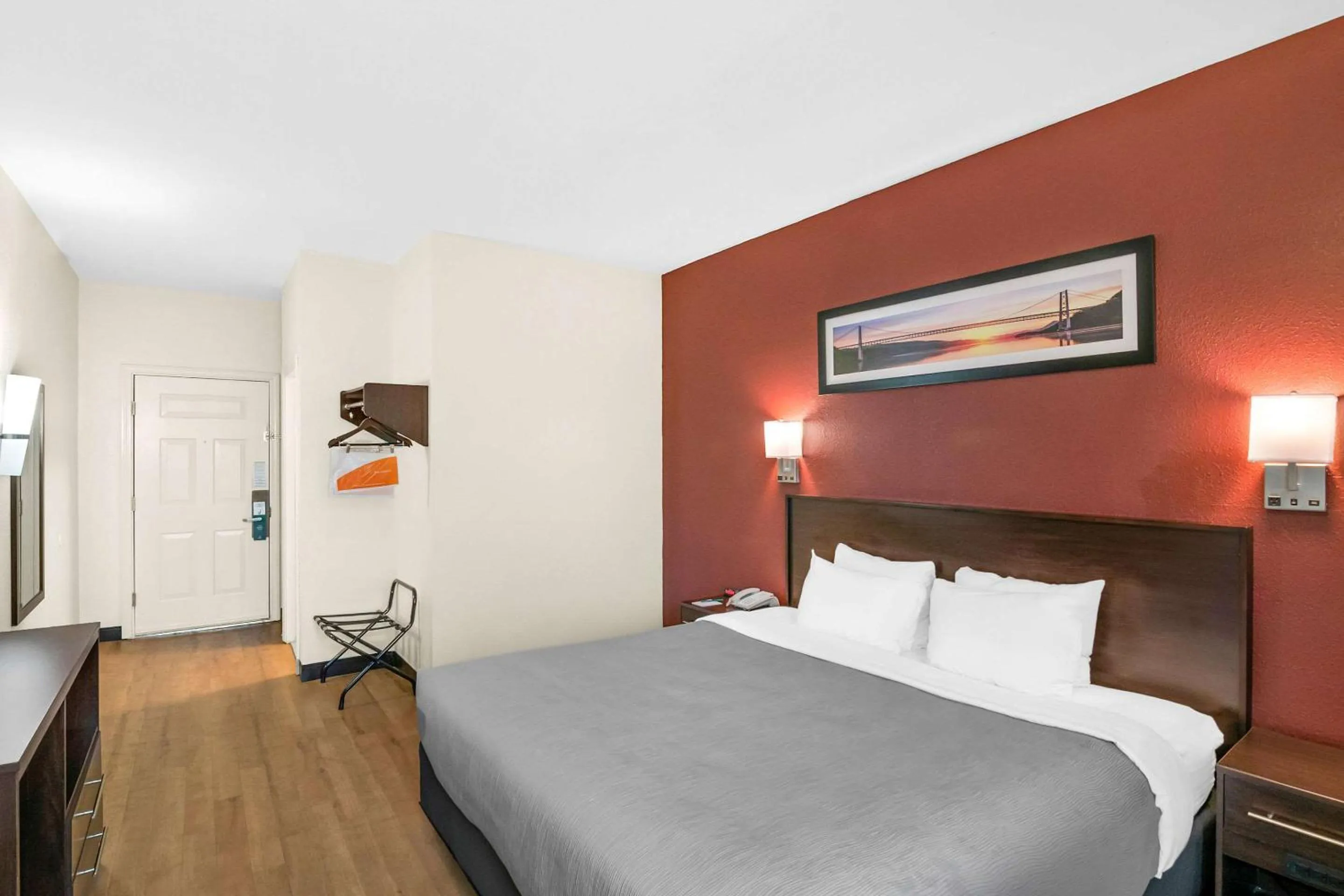 Bedroom, Bed in Quality Inn Queensbury - Lake George Area