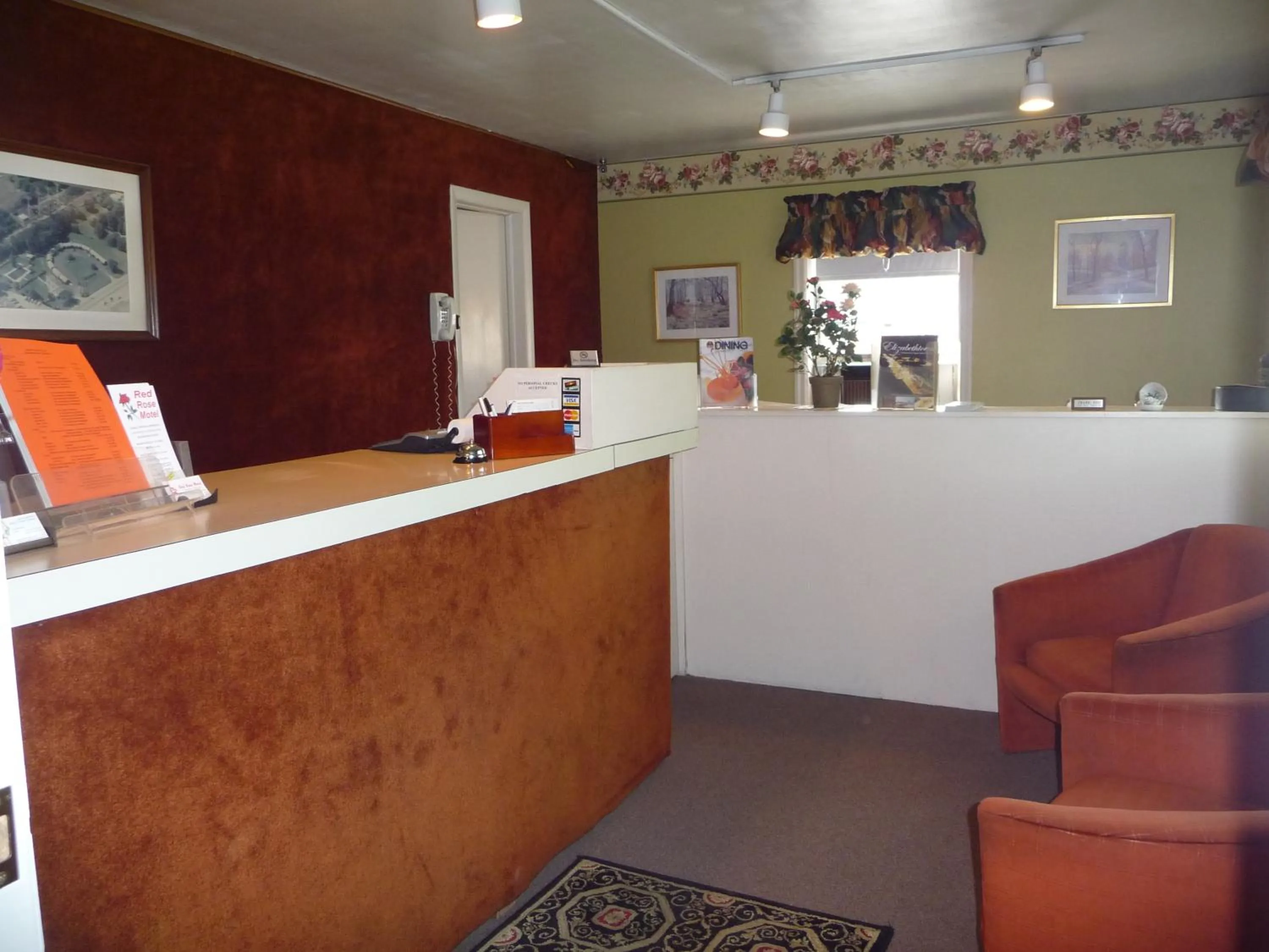 Lobby or reception in Red Rose Motel