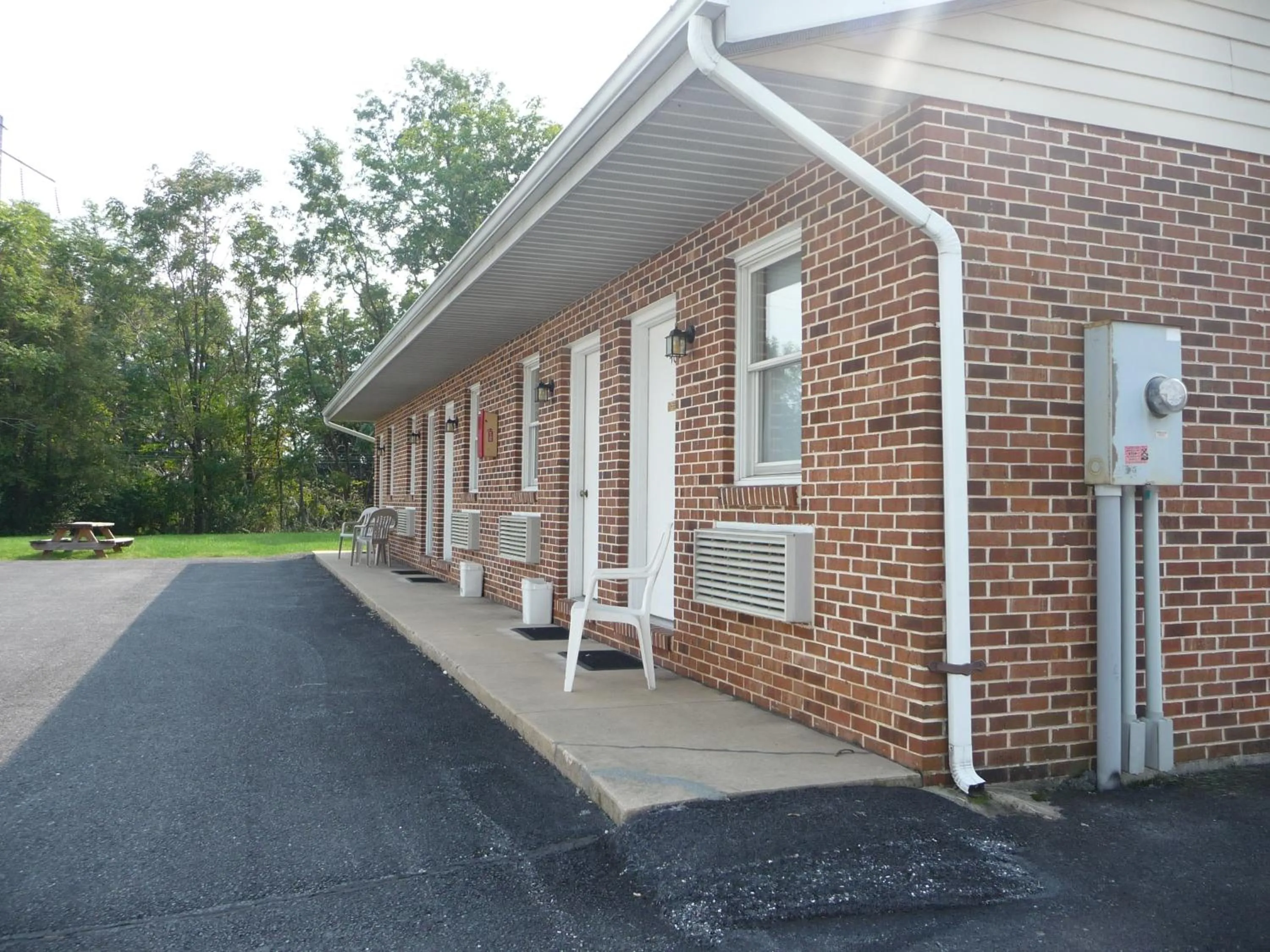 Facade/entrance in Red Rose Motel