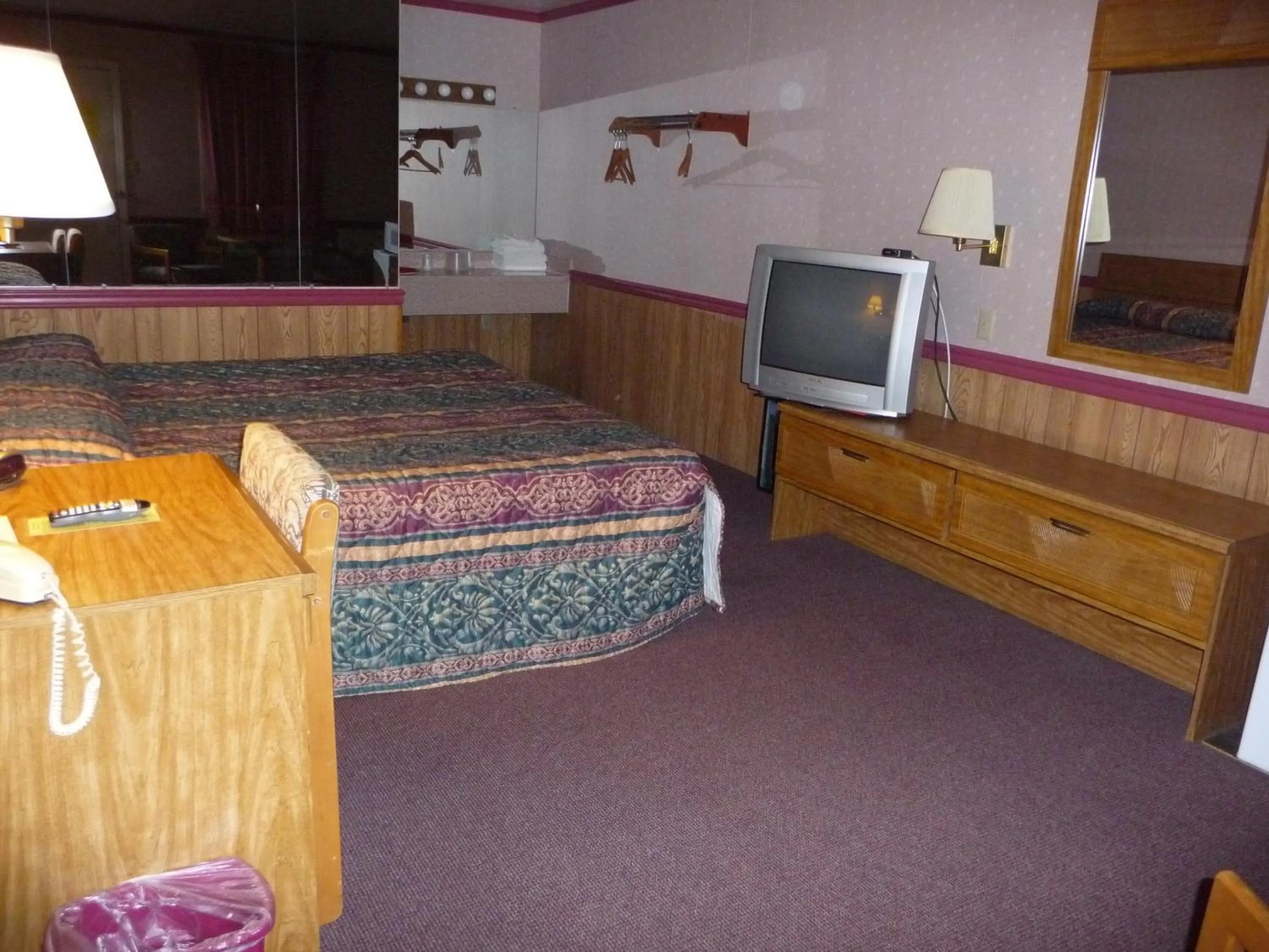 Photo of the whole room, Bed in Red Rose Motel