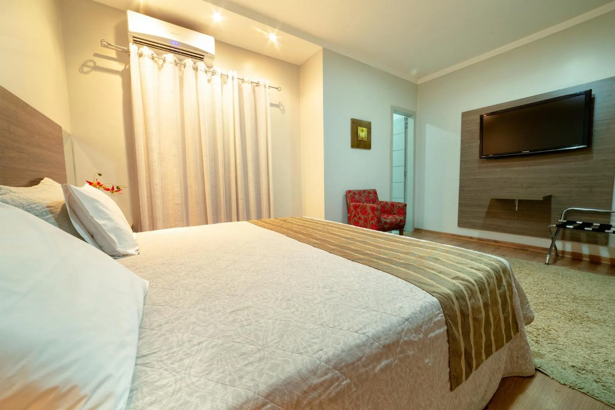 Communal lounge/ TV room, Bed in Hotel Porto Madeira