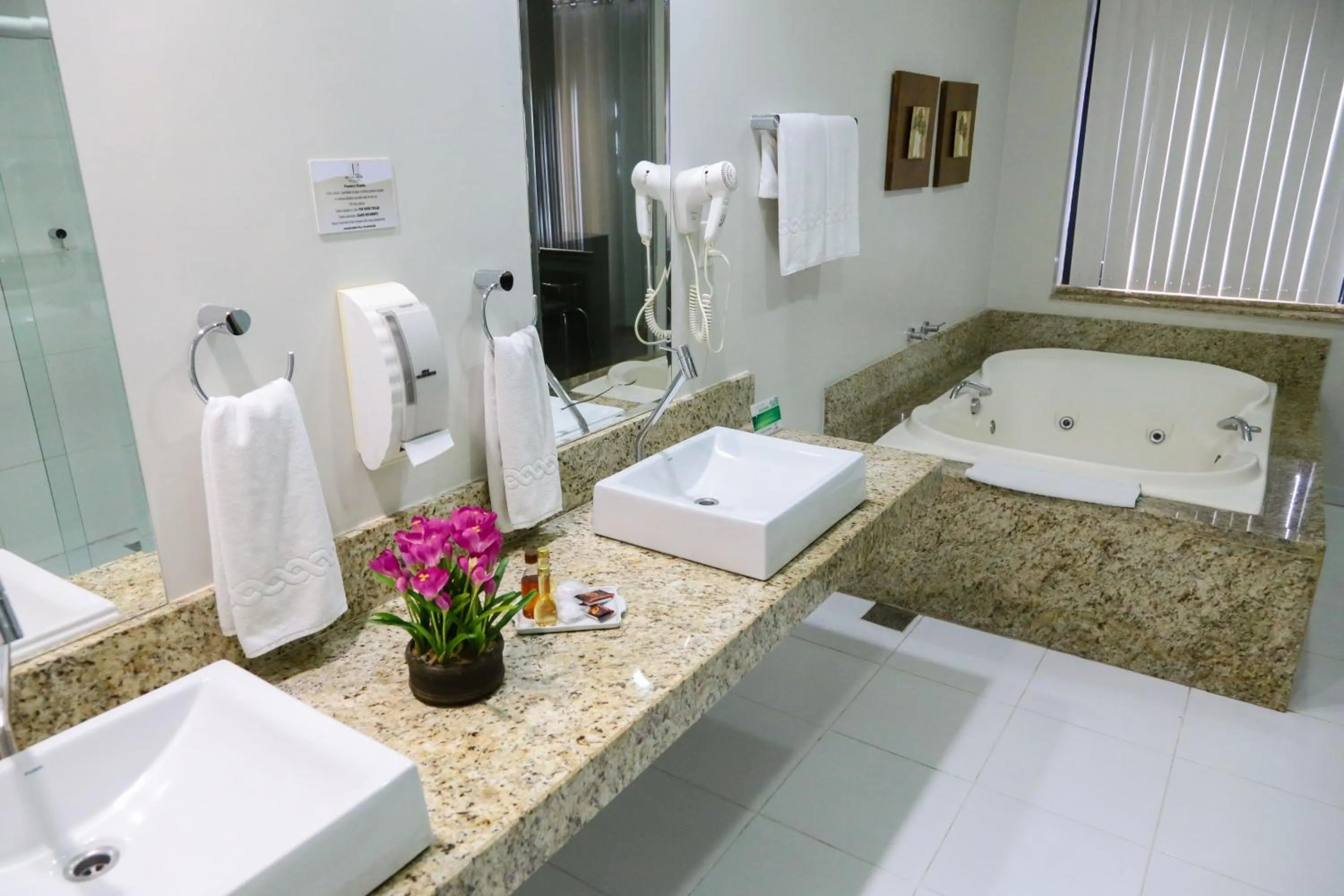 Bathroom, Bed in Hotel Porto Madeira