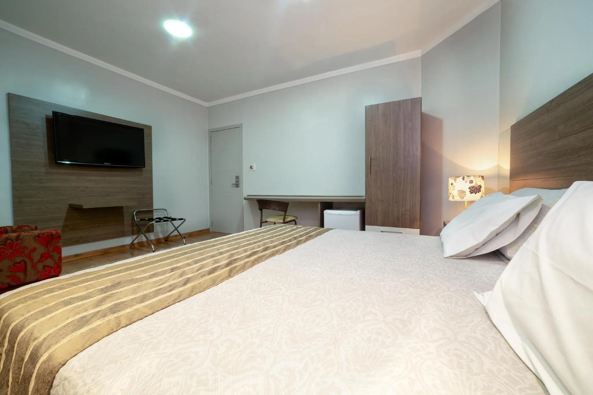 Communal lounge/ TV room, Bed in Hotel Porto Madeira