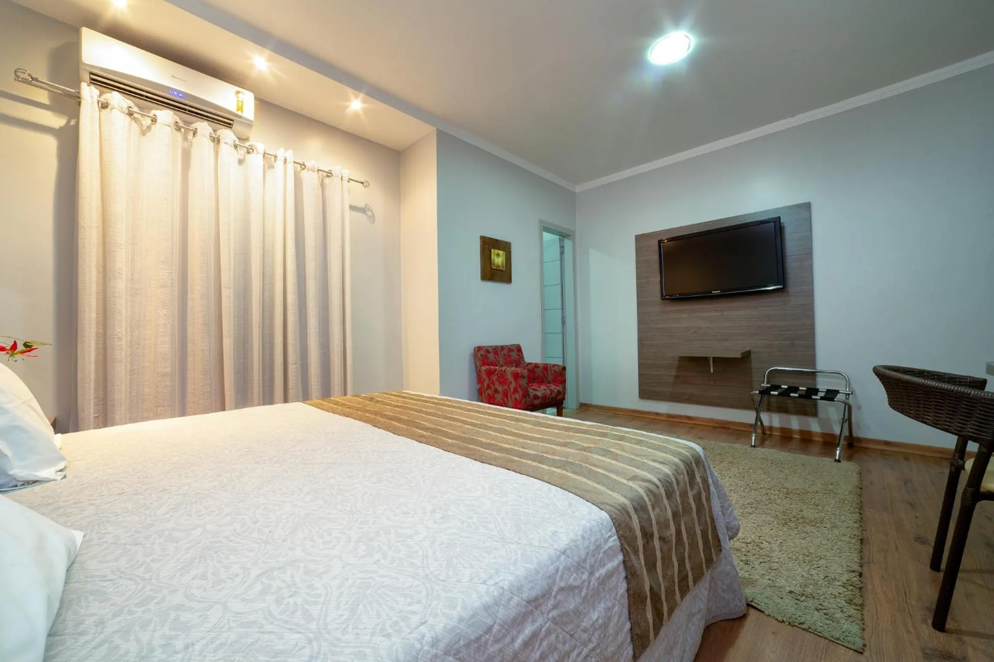 Communal lounge/ TV room, Bed in Hotel Porto Madeira