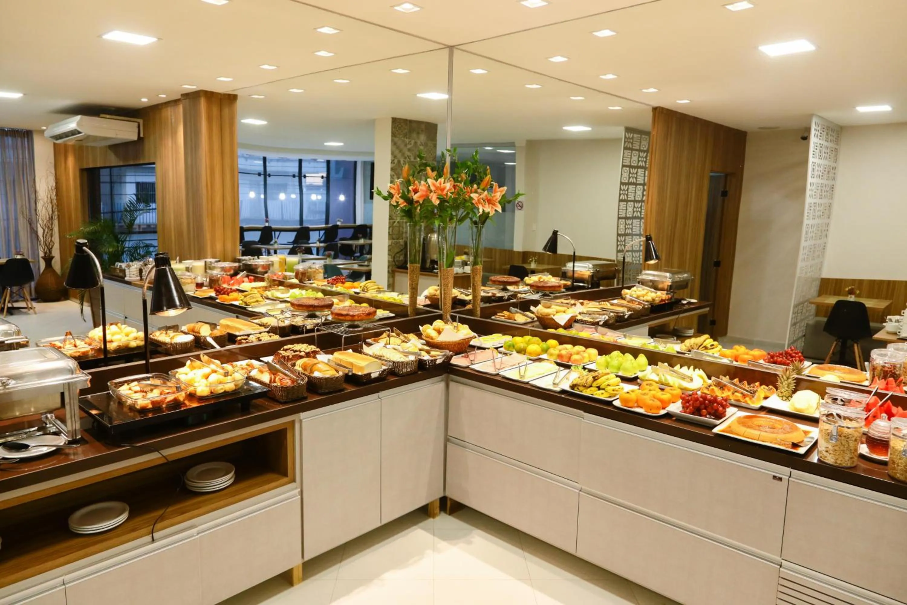 Restaurant/places to eat in Hotel Porto Madeira