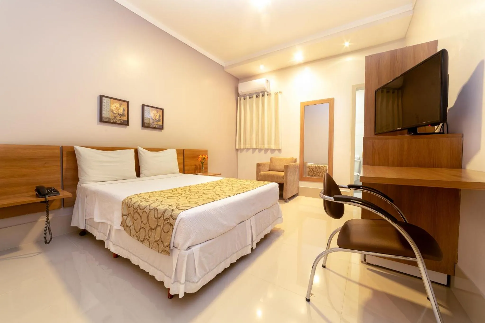 Photo of the whole room, Bed in Hotel Porto Madeira