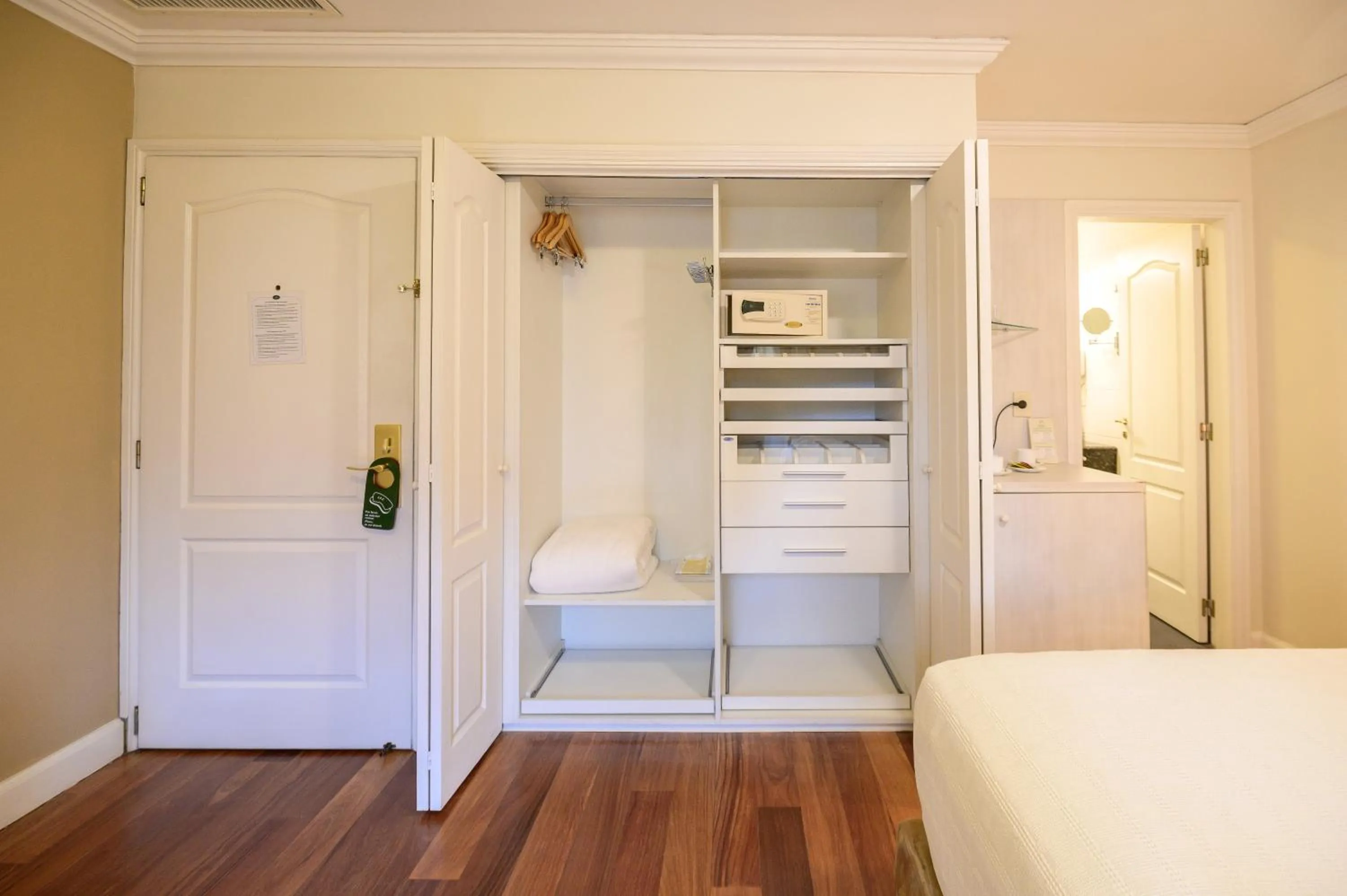 wardrobe, Bed in Hotel Villa Morra Suites